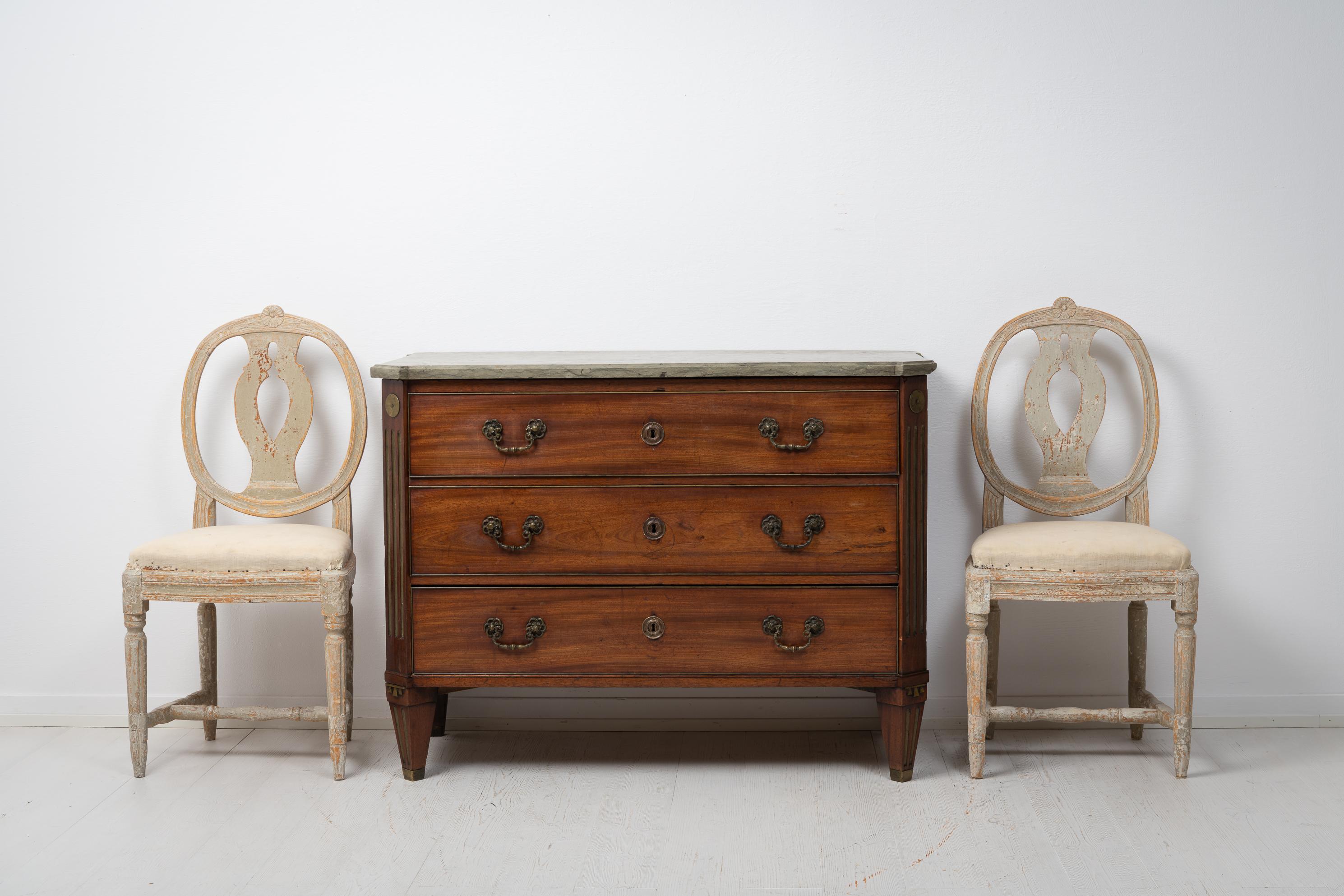 Antique stylish gustavian commode from Stockholm made around 1790. The commode is from the Swedish gustavian period or neoclassical as it’s more known internationally. The commode has 3 drawers in mahogany and the original handmade stone table top