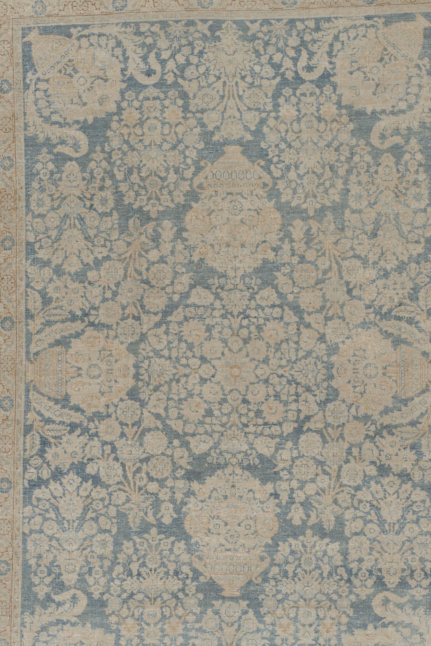 Tappeto Tabriz antico e sobrio 6'7 X 9'7. Tabriz significa molte cose per gli appassionati di tappeti: tappeti persiani antichi classici del XVI secolo ora conservati nei musei, tappeti decorativi a medaglione del XIX secolo apprezzati dai designer