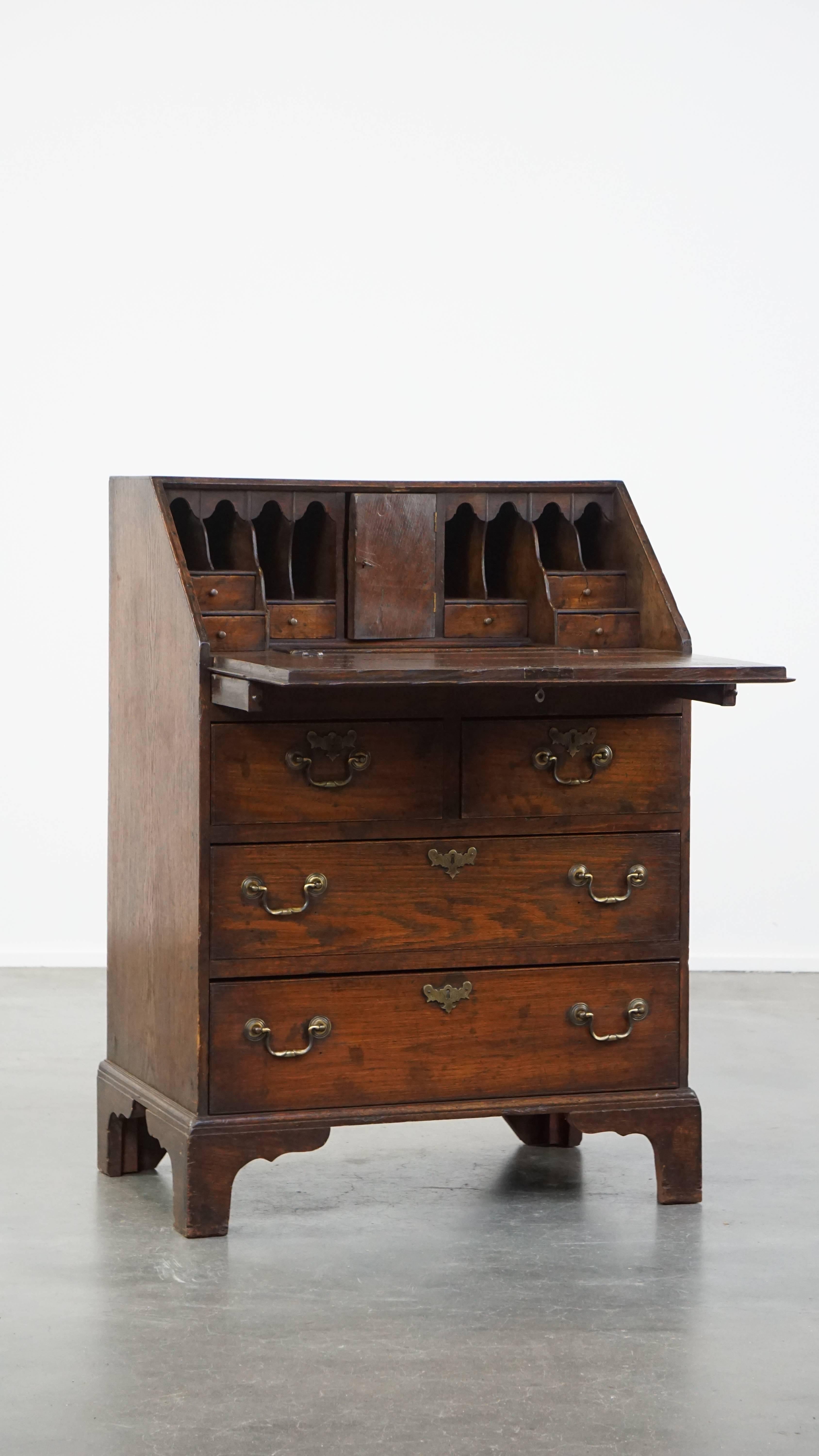Questo bellissimo secretaire inglese d'epoca non è solo uno splendido pezzo decorativo, ma anche molto pratico e versatile. Puoi utilizzarla come scrivania o come cassettiera. Il secretaire vanta molti dettagli bellissimi e originali e i suoi