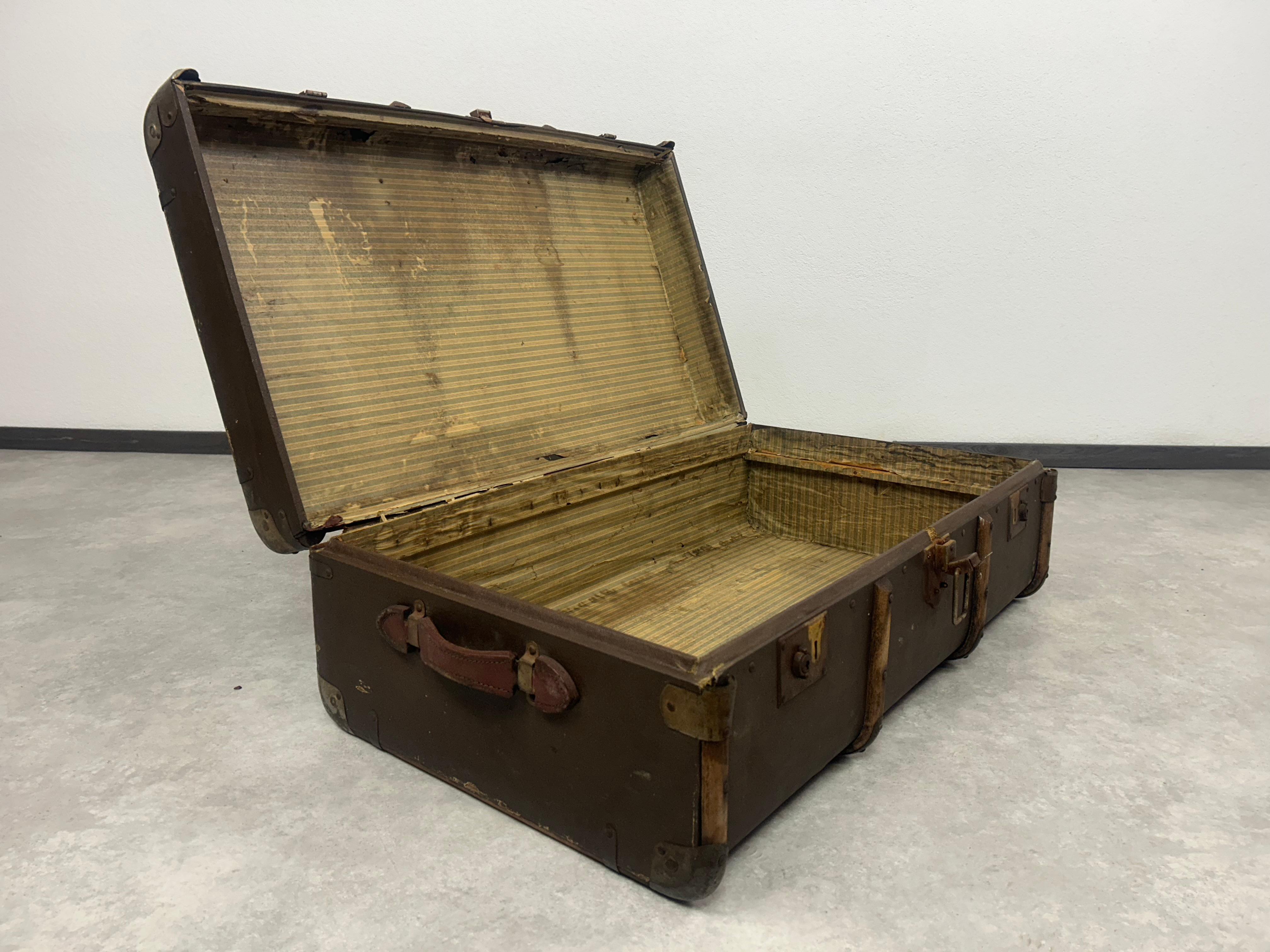 Antique valise de voyage à l'étranger en vente 5