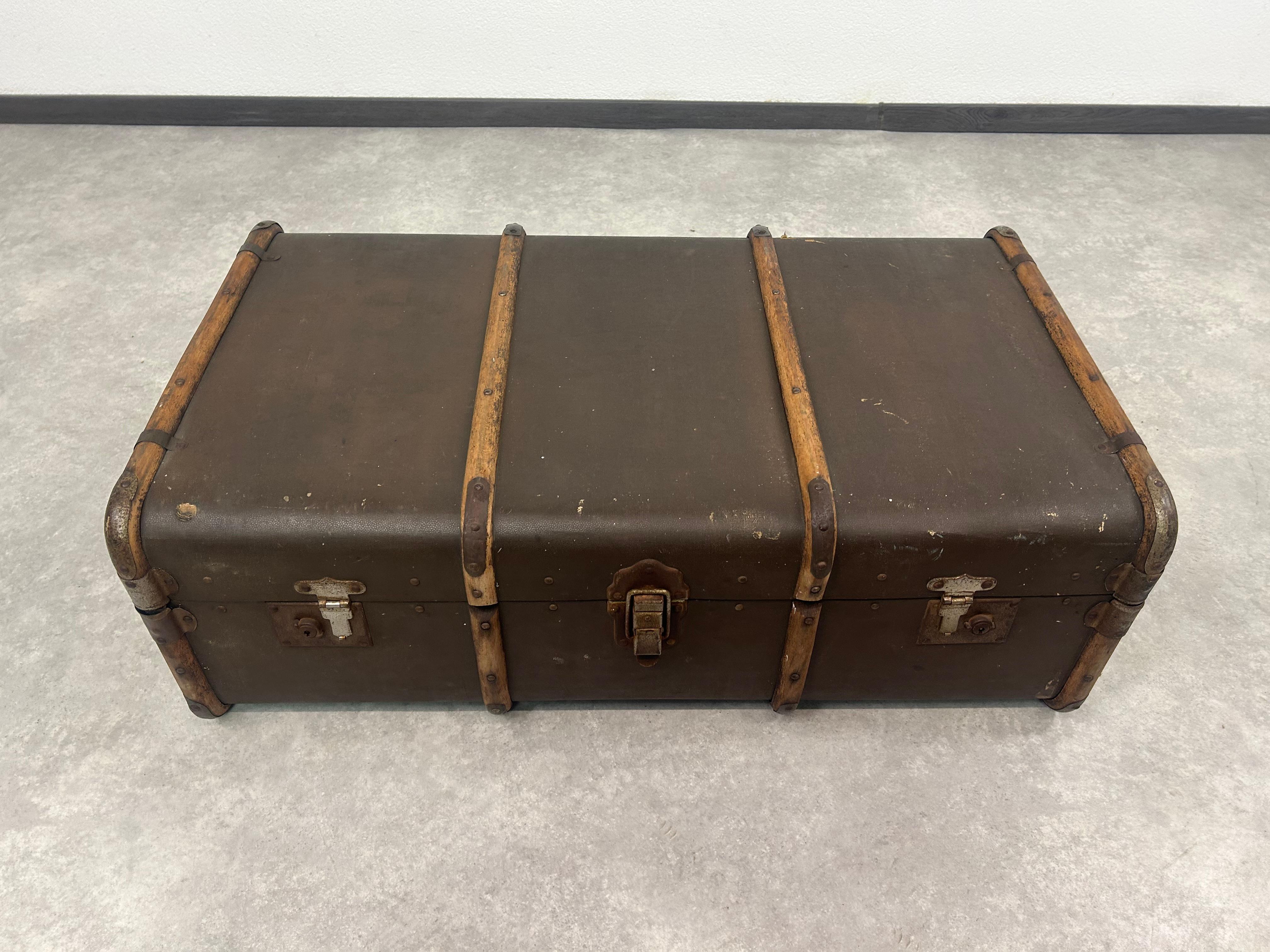 Antique Valise de voyage Overseas en condition vintage originale avec des signes d'utilisation.