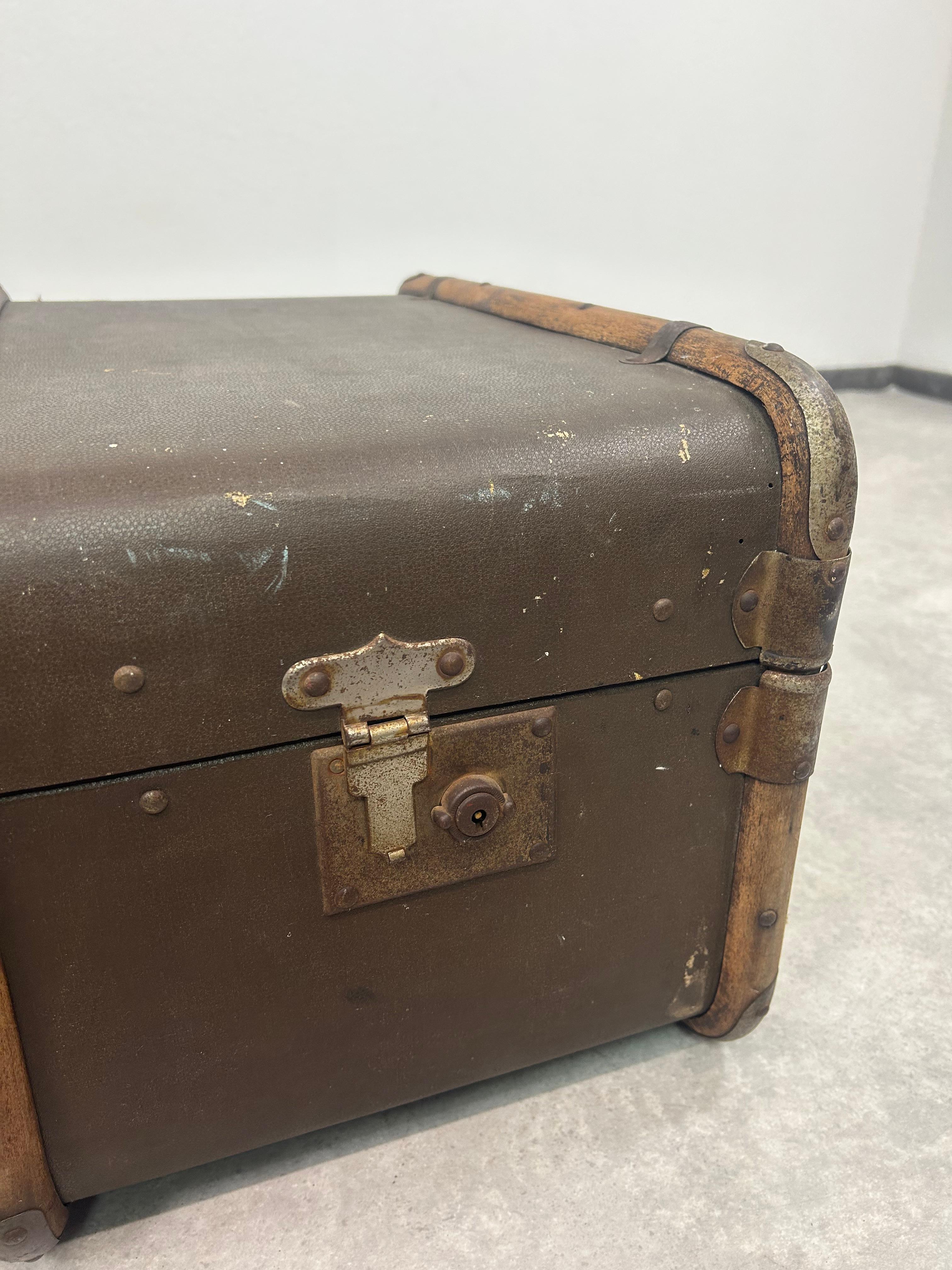 Slovaque  Antique valise de voyage à l'étranger en vente