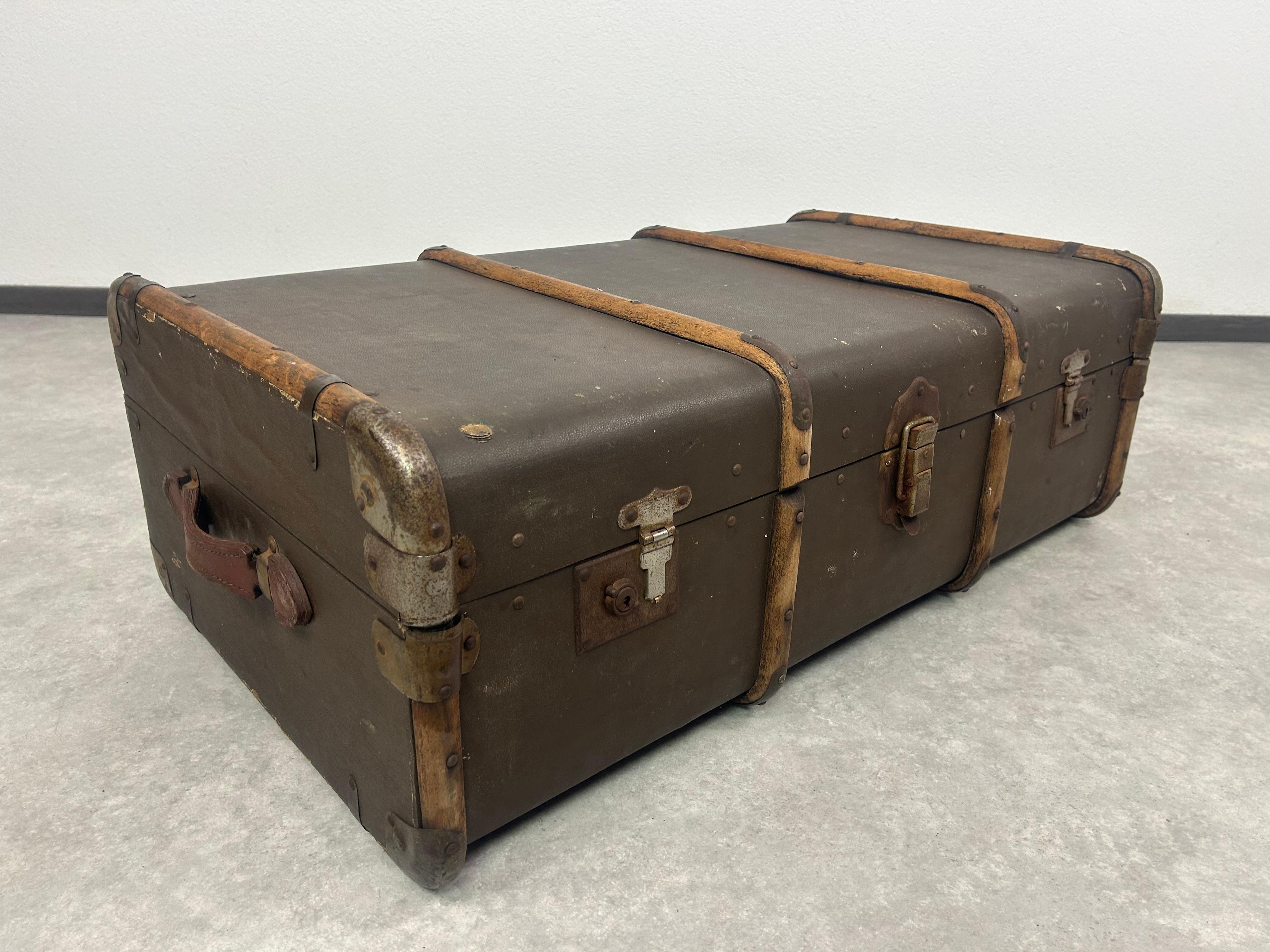 Fin du XIXe siècle Antique valise de voyage à l'étranger en vente