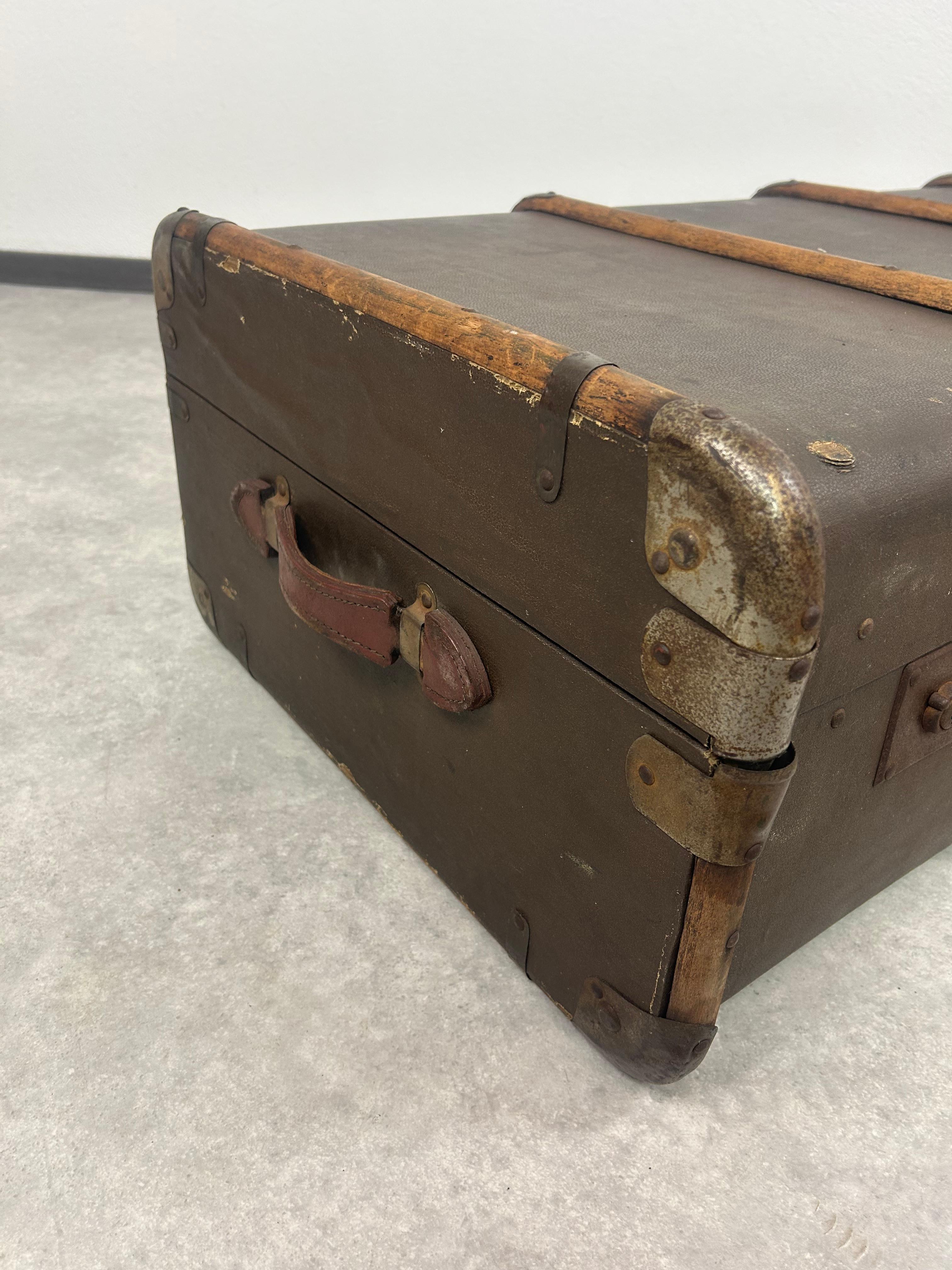 Métal Antique valise de voyage à l'étranger en vente