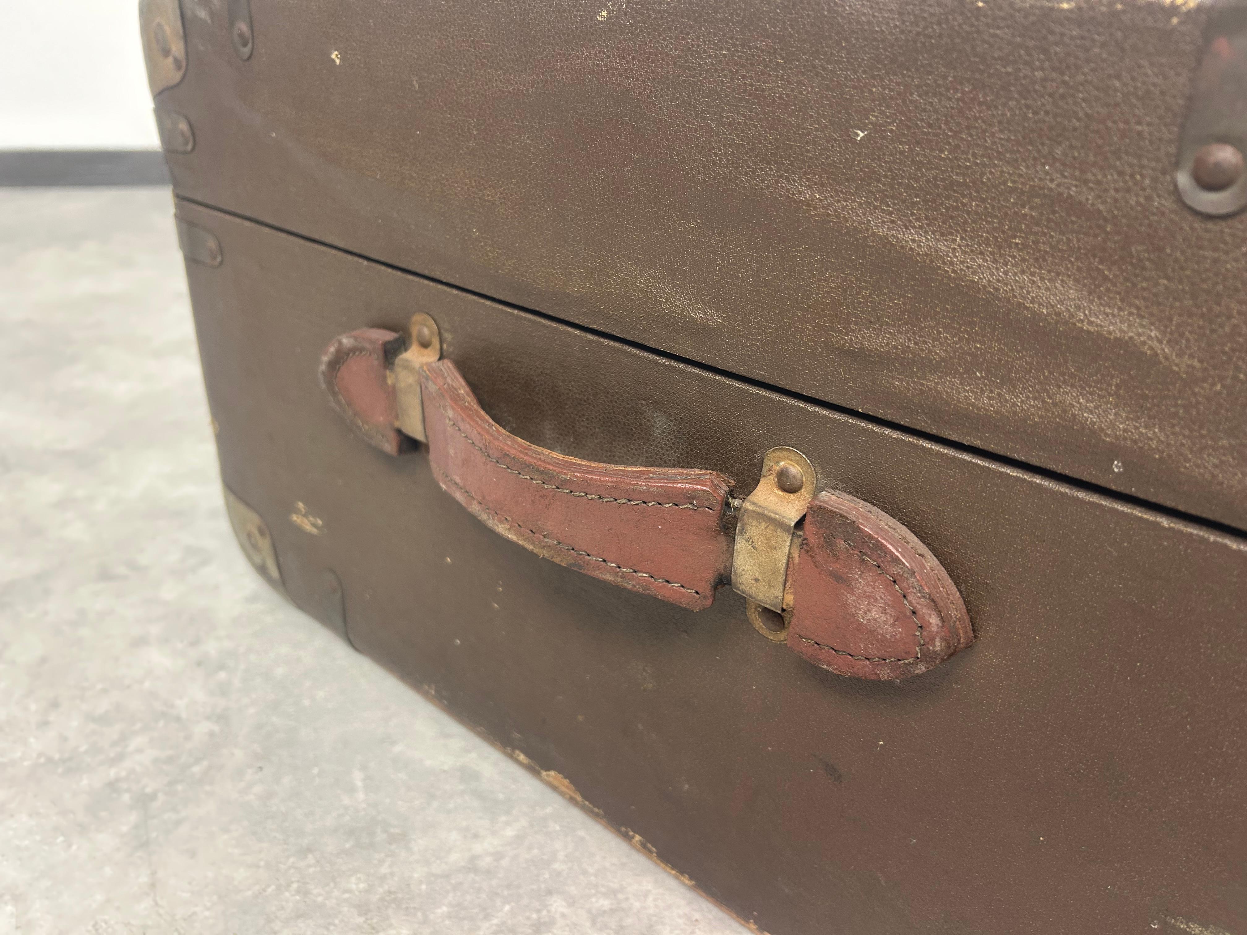 Antique valise de voyage à l'étranger en vente 1