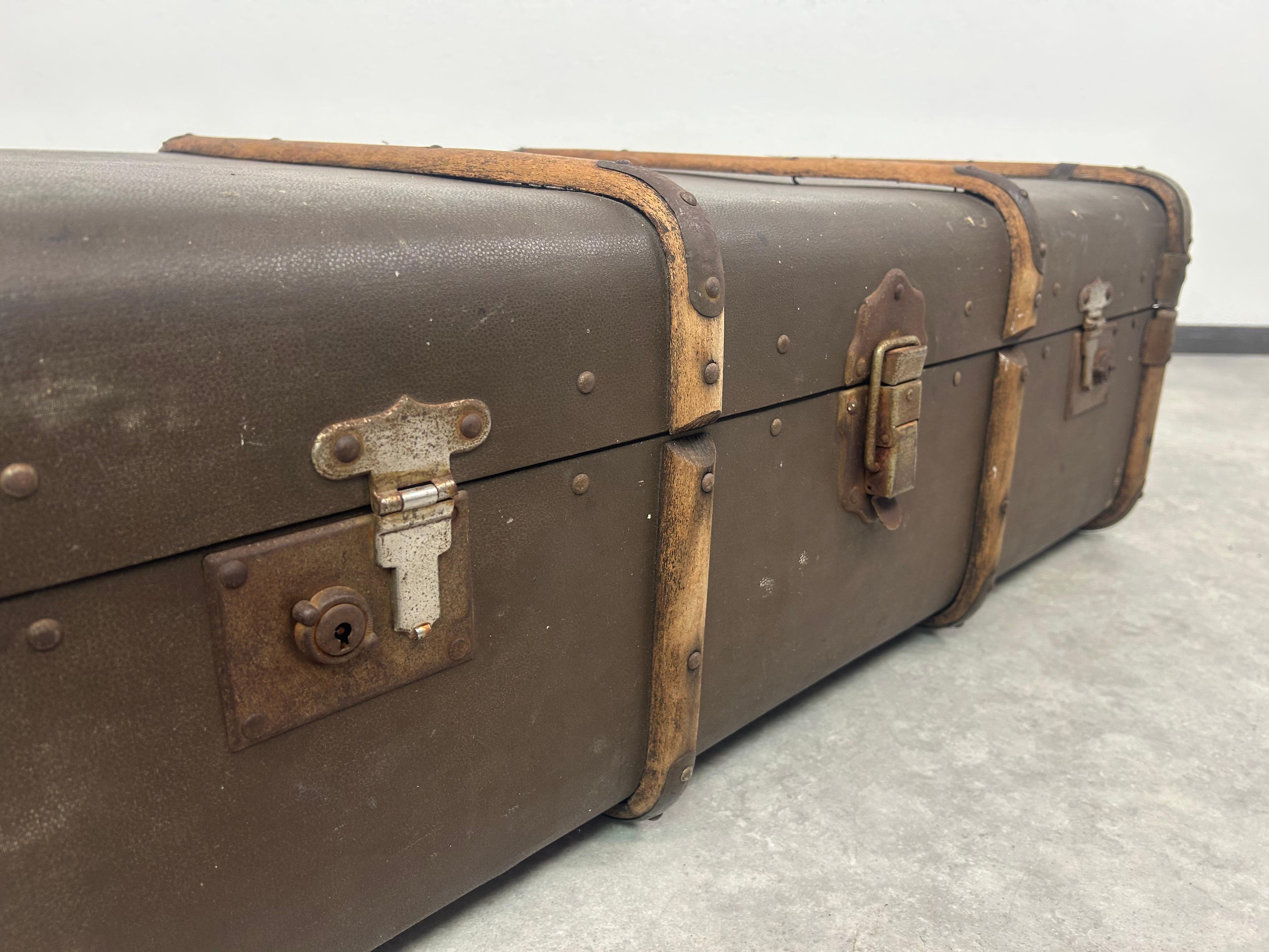 Antique valise de voyage à l'étranger en vente 2