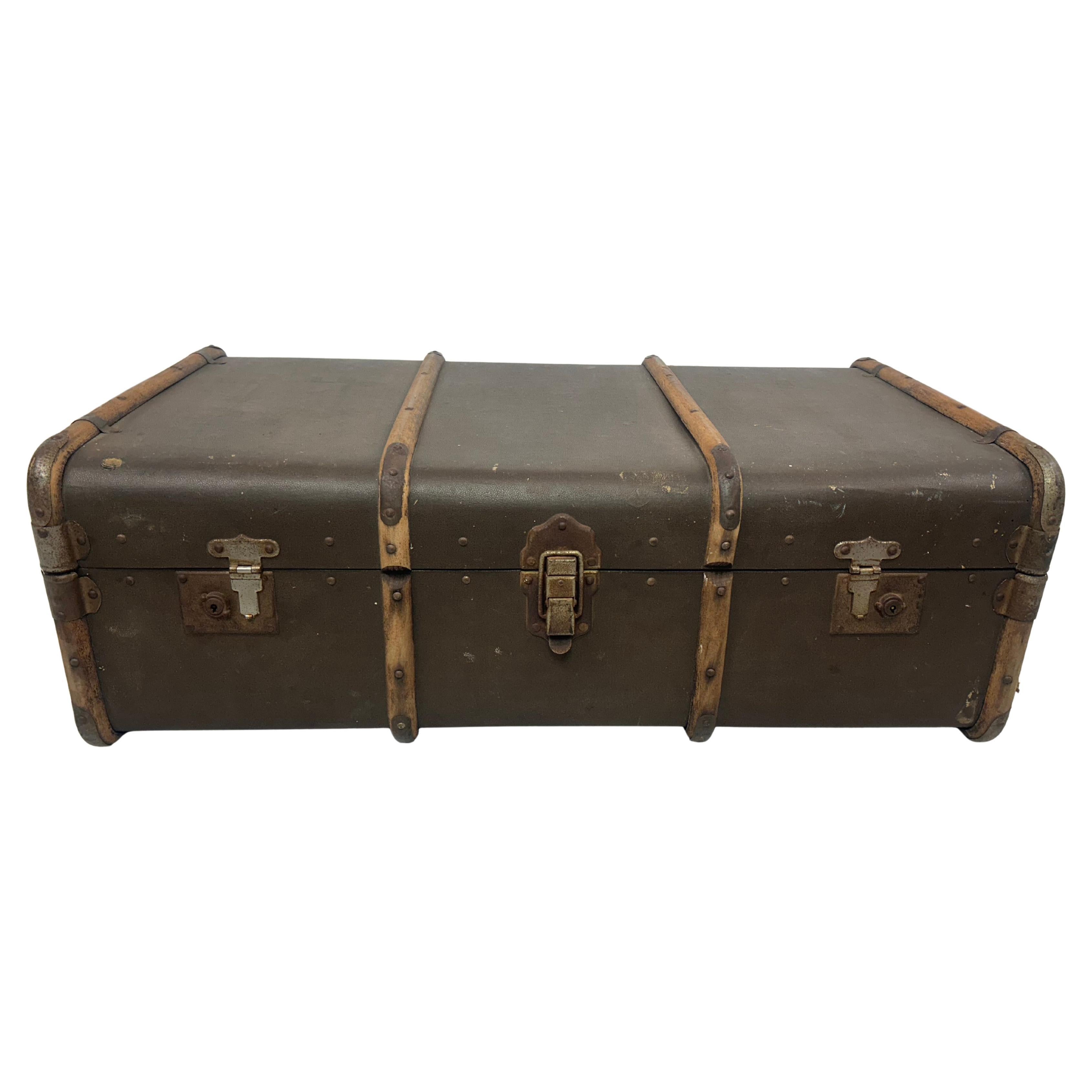 Antique valise de voyage à l'étranger