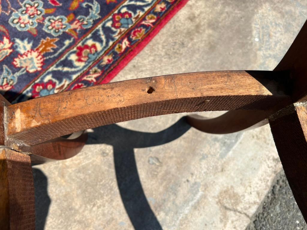 Conjunto antiguo de cuatro sillas de patas de sable de caoba de llama imperio c. 1840 en venta 3