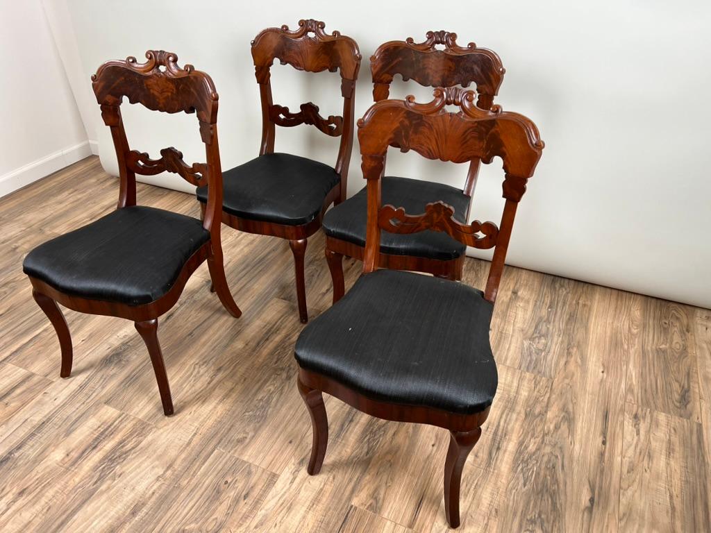 Conjunto antiguo de cuatro sillas de patas de sable de caoba de llama imperio c. 1840 Estadounidense en venta