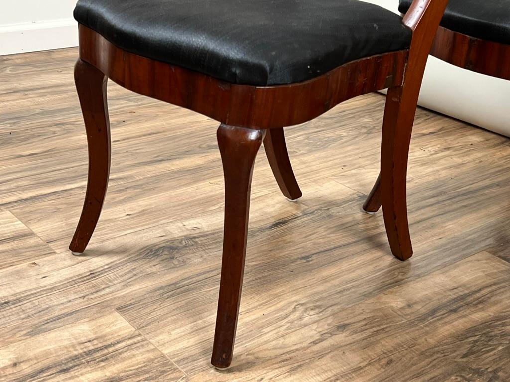 Conjunto antiguo de cuatro sillas de patas de sable de caoba de llama imperio c. 1840 en Bueno estado para la venta en Westfield, MA
