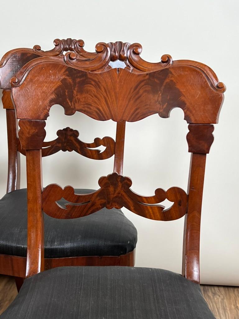 Conjunto antiguo de cuatro sillas de patas de sable de caoba de llama imperio c. 1840 Mediados del siglo XIX en venta
