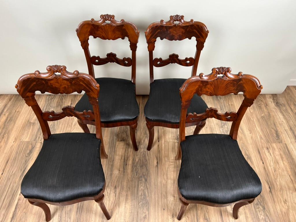 Conjunto antiguo de cuatro sillas de patas de sable de caoba de llama imperio c. 1840 Caoba en venta