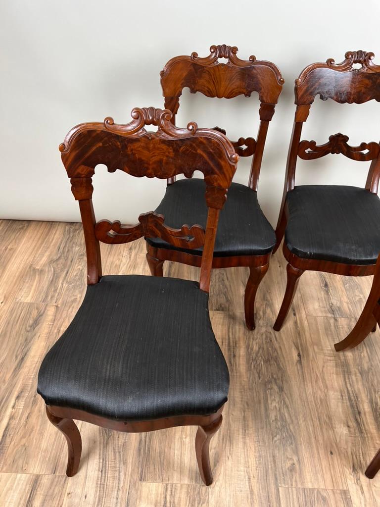 Conjunto antiguo de cuatro sillas de patas de sable de caoba de llama imperio c. 1840 en venta 1