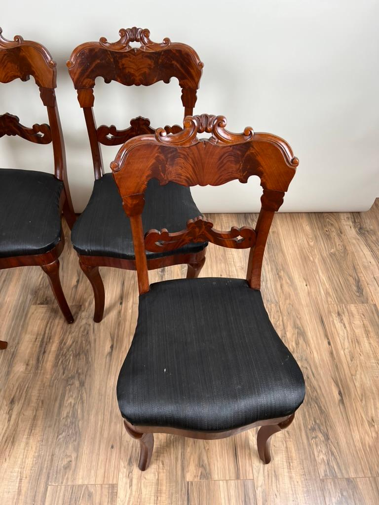Conjunto antiguo de cuatro sillas de patas de sable de caoba de llama imperio c. 1840 en venta 2
