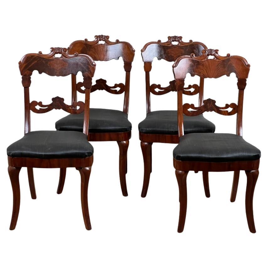 Conjunto antiguo de cuatro sillas de patas de sable de caoba de llama imperio c. 1840 en venta