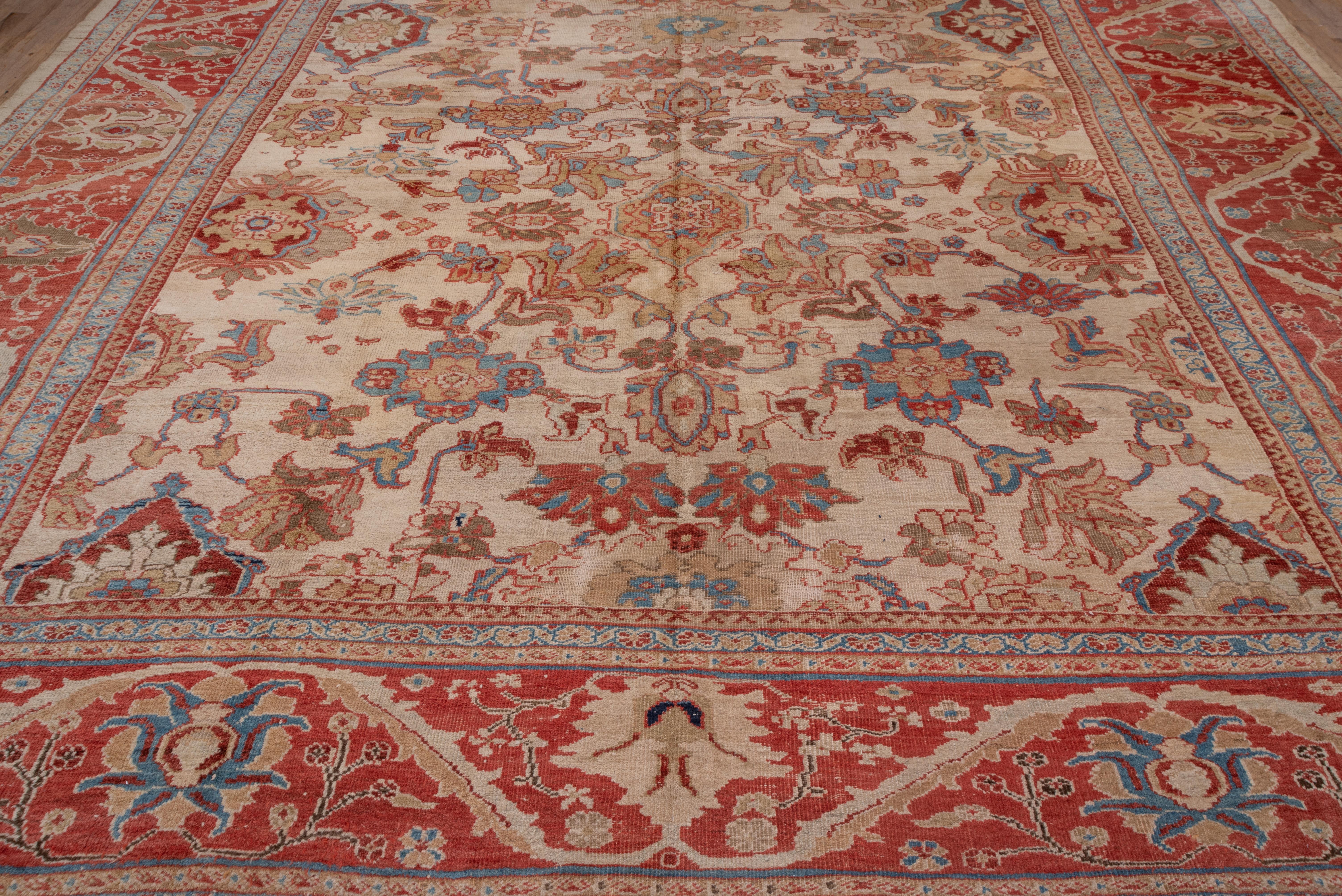 Noué à la main Tapis ancien de Sultanabad sur toute sa surface, terrain crème, bordures rouges et bleues brillantes en vente