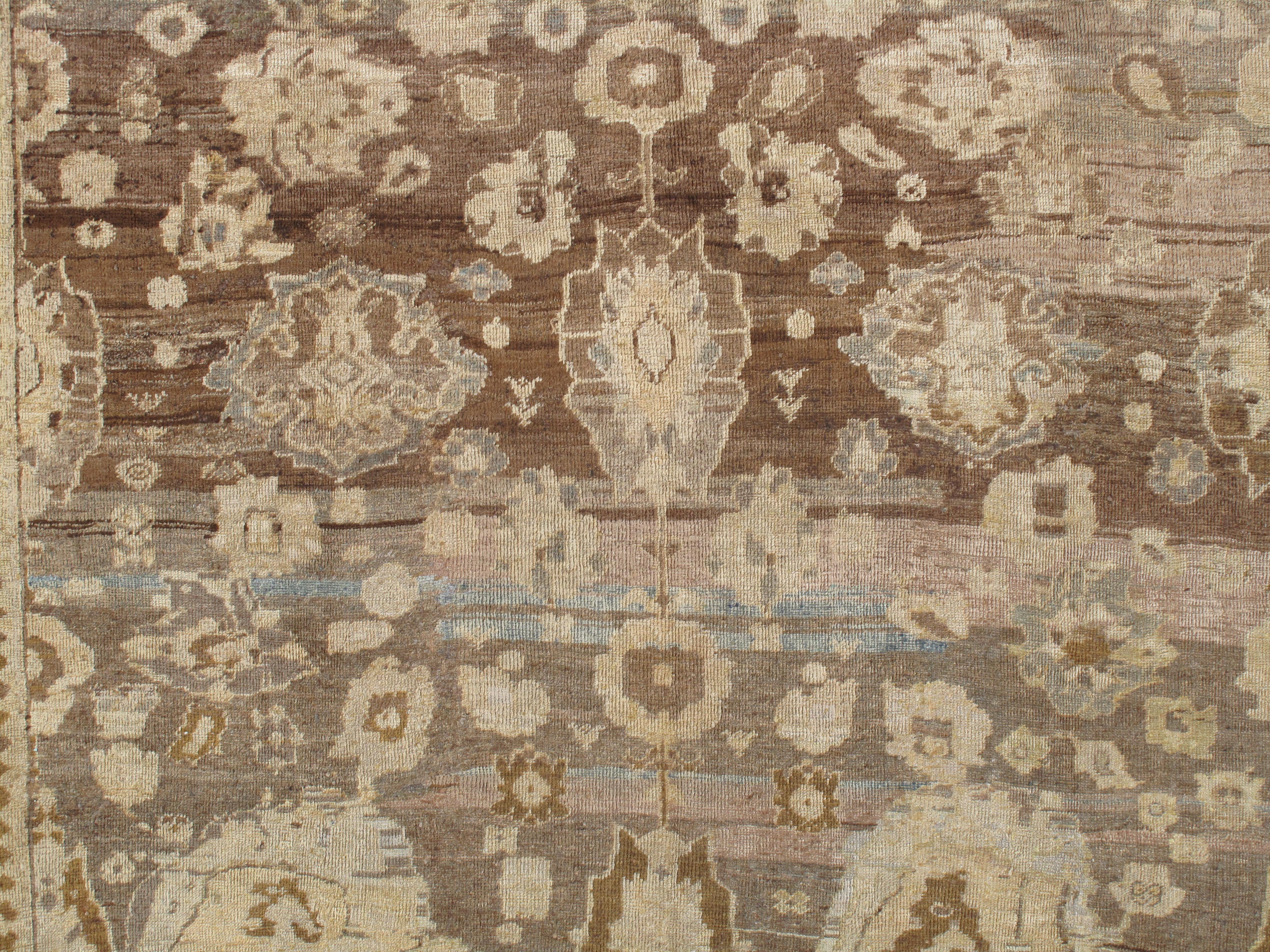 Les tapis persans Sultanabad, également connus sous le nom de tapis Ziegler, sont devenus l'un des styles les plus estimés et les plus recherchés dans le domaine du tissage des tapis persans. Ces tapis ont été fabriqués dans la ville de Gaines