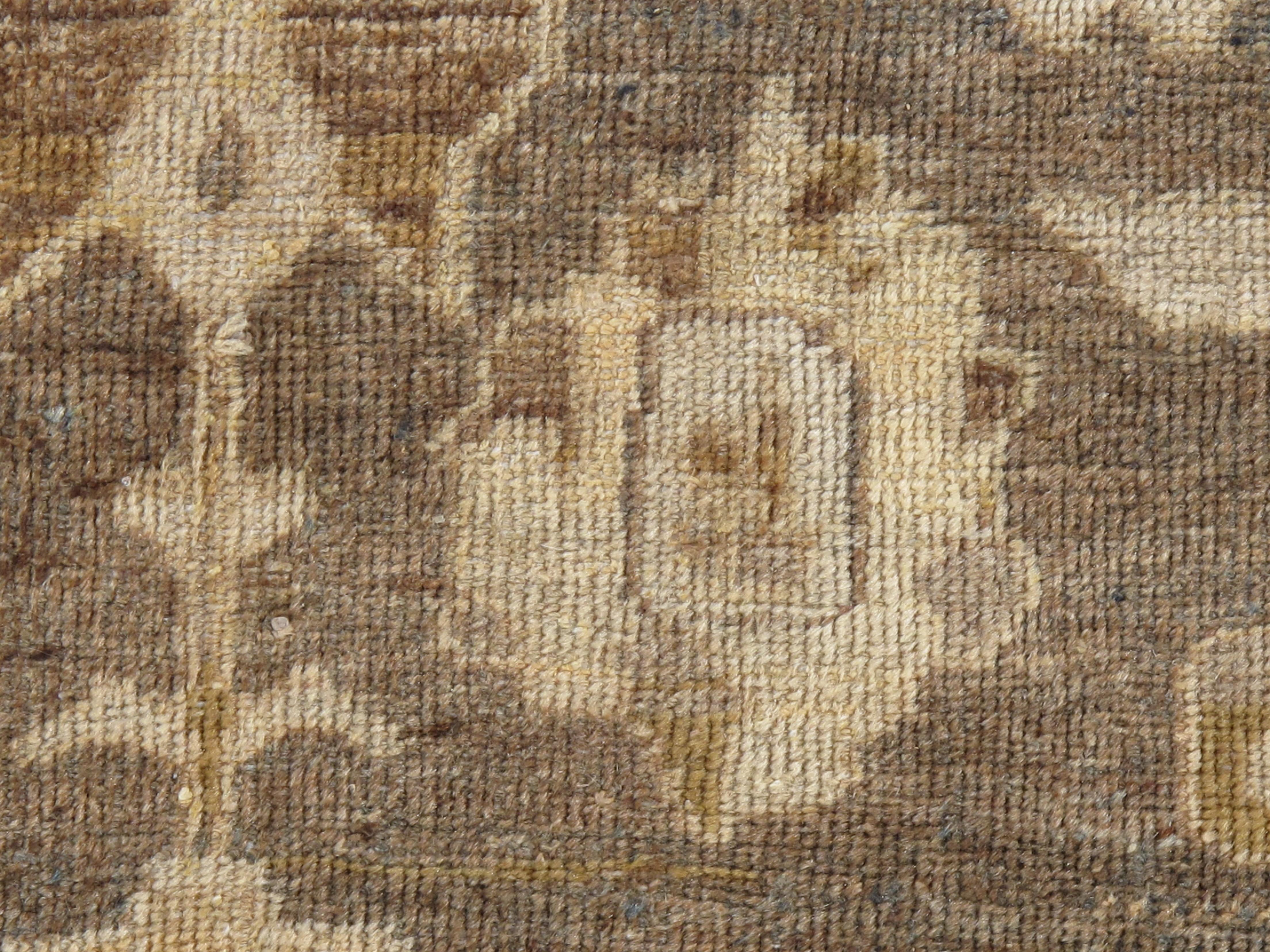 Noué à la main Tapis persan ancien Sultanabad, fait à la main, gris, ivoire, taupe, bleu clair en vente