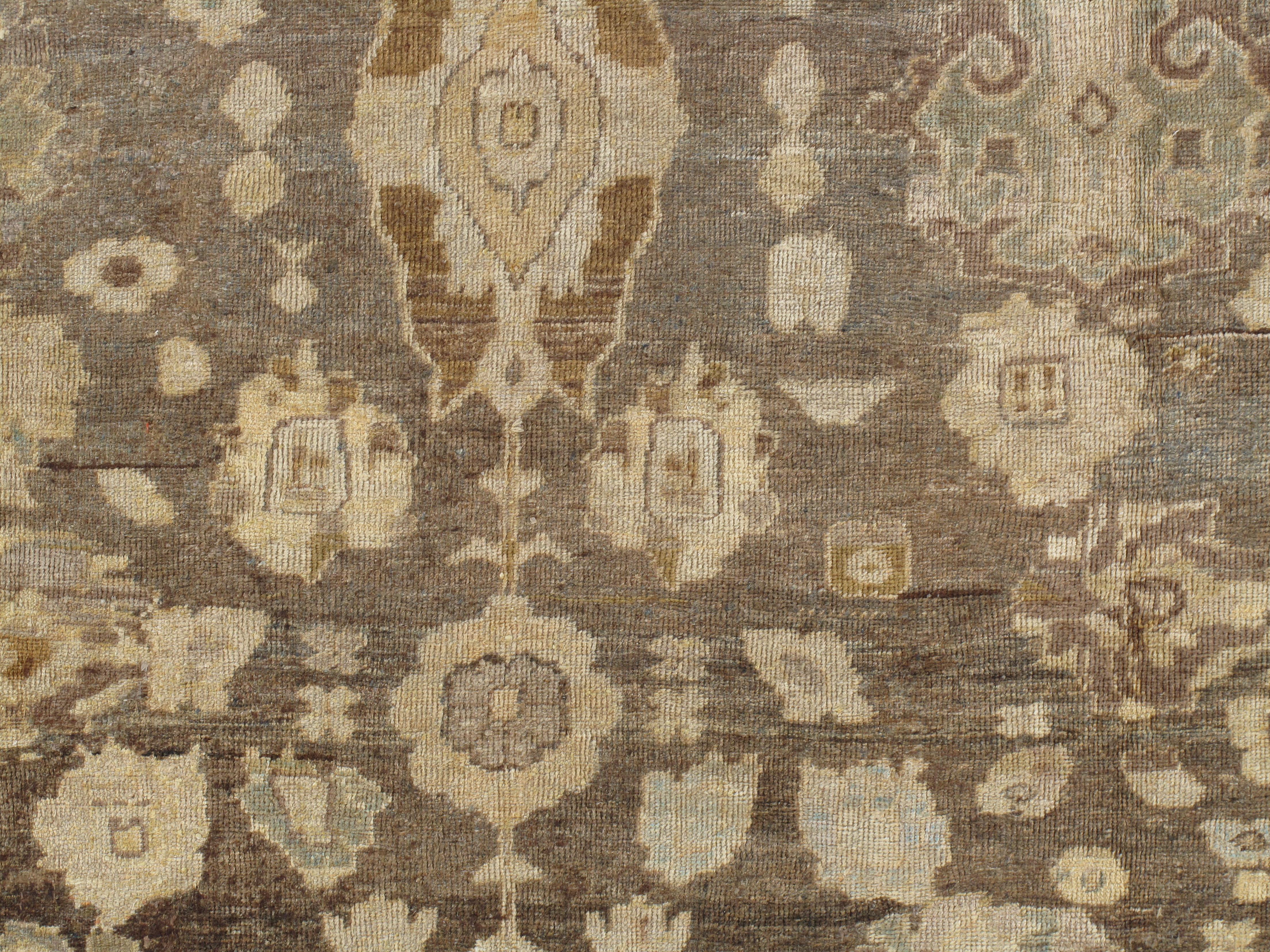 Tapis persan ancien Sultanabad, fait à la main, gris, ivoire, taupe, bleu clair en vente 1