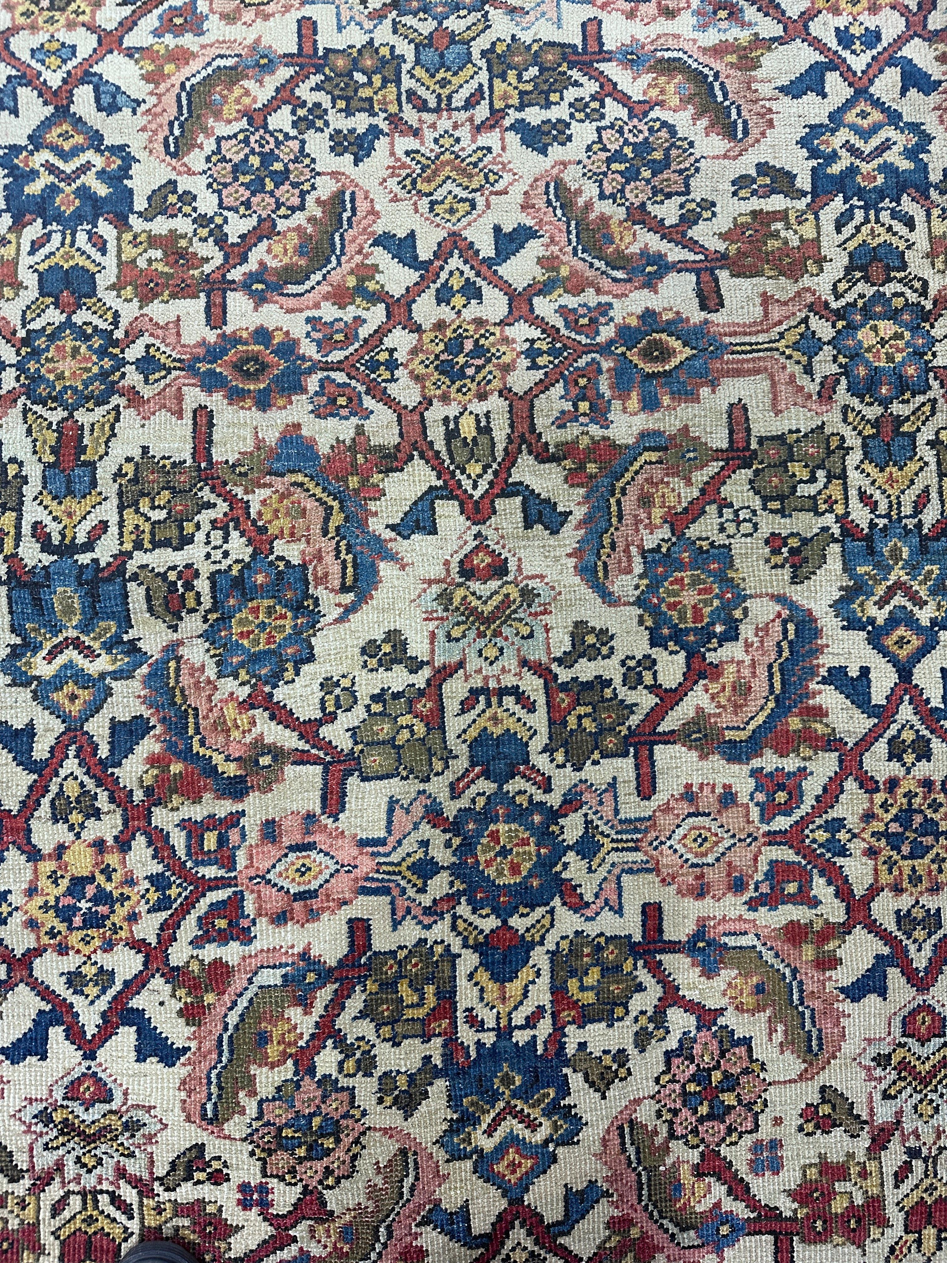 Noué à la main Tapis persan ancien Sultanabad, fait à la main, ivoire, bleu, vert, rouge doux en vente