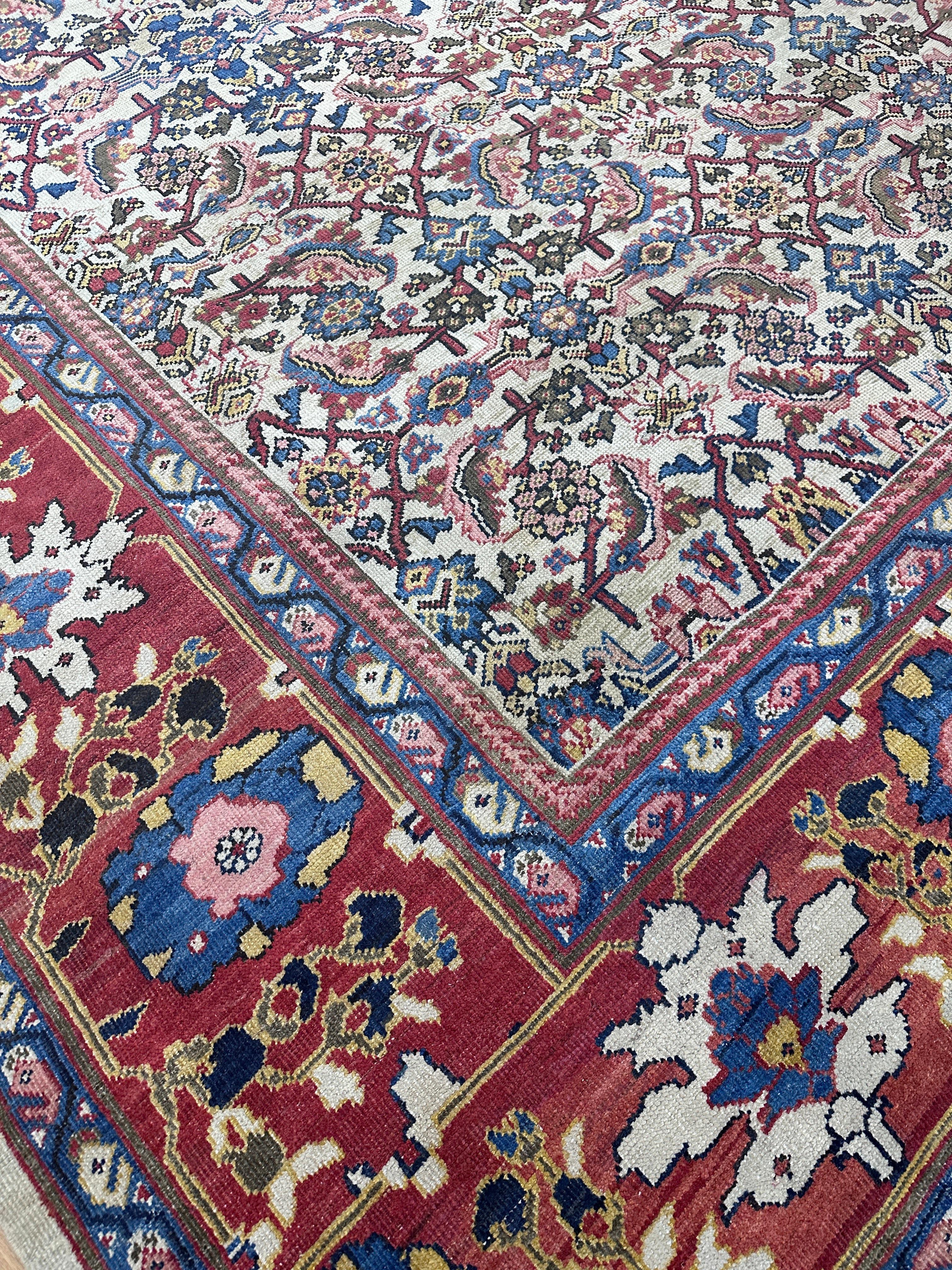 XIXe siècle Tapis persan ancien Sultanabad, fait à la main, ivoire, bleu, vert, rouge doux en vente
