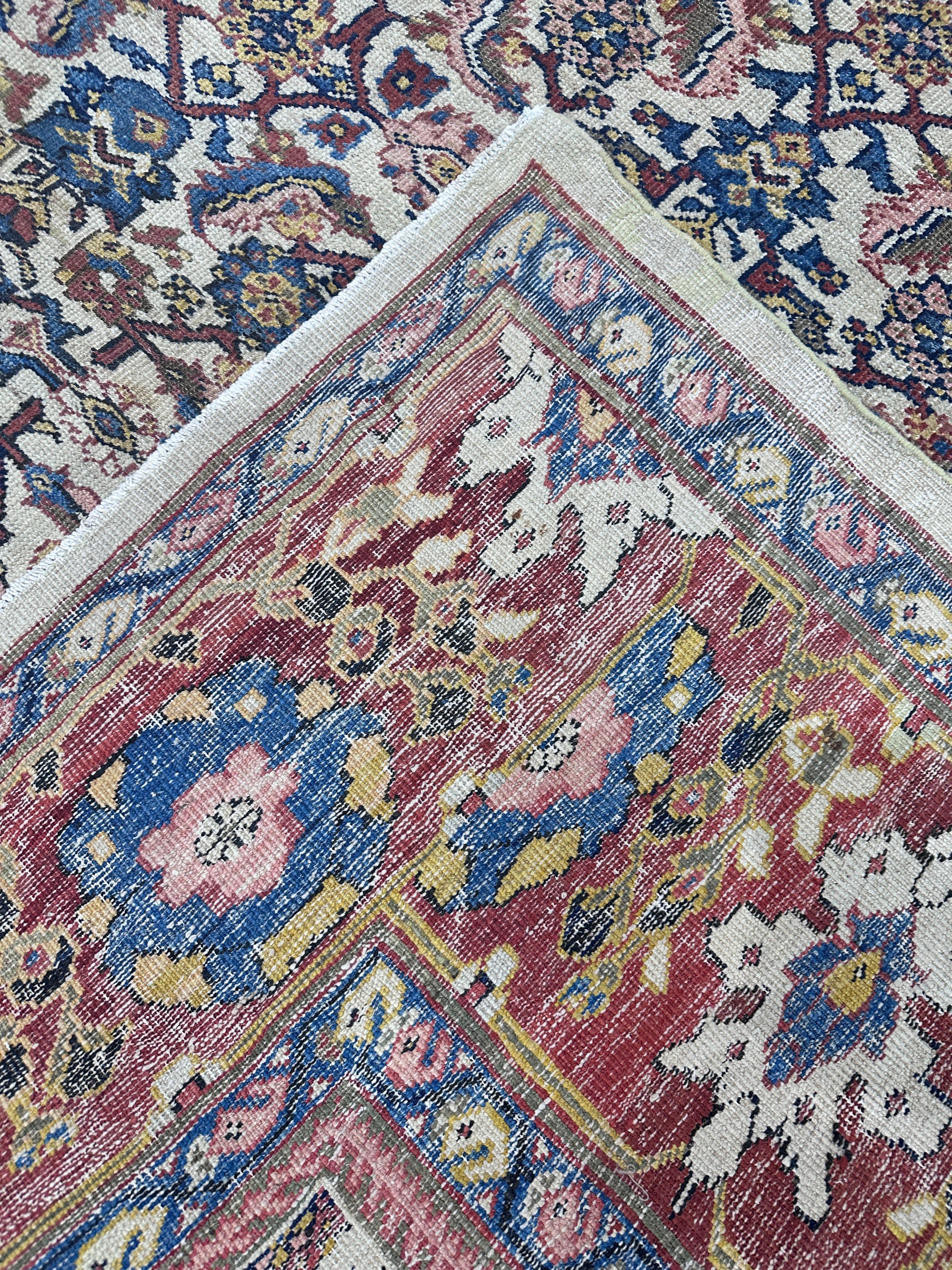Tapis persan ancien Sultanabad, fait à la main, ivoire, bleu, vert, rouge doux en vente 1