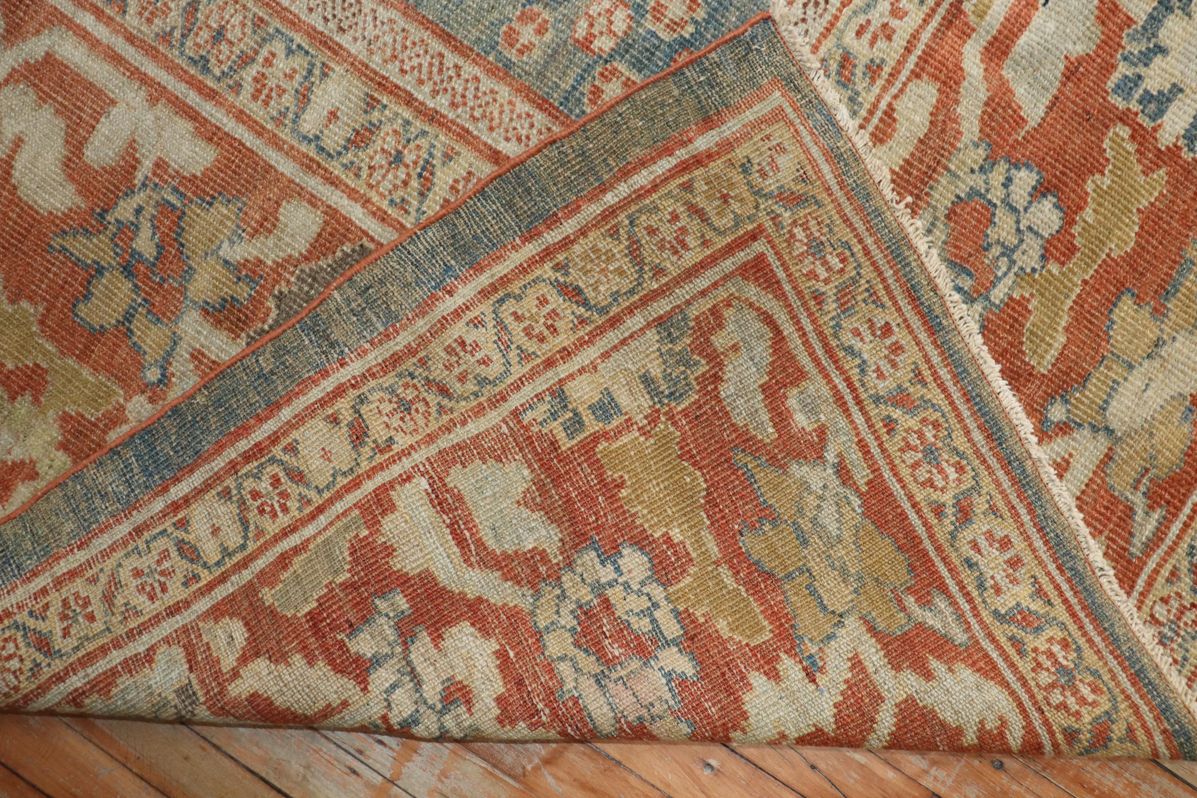 Persischer Sultanabad-Teppich aus dem späten 19. Jahrhundert für Kenner.

Maße: 10'5'' x 13'10''

Die Sultanabad-Teppiche werden in einer Reihe von Dörfern im westlichen Zentraliran geknüpft und zeichnen sich durch großflächige All-Over-Muster