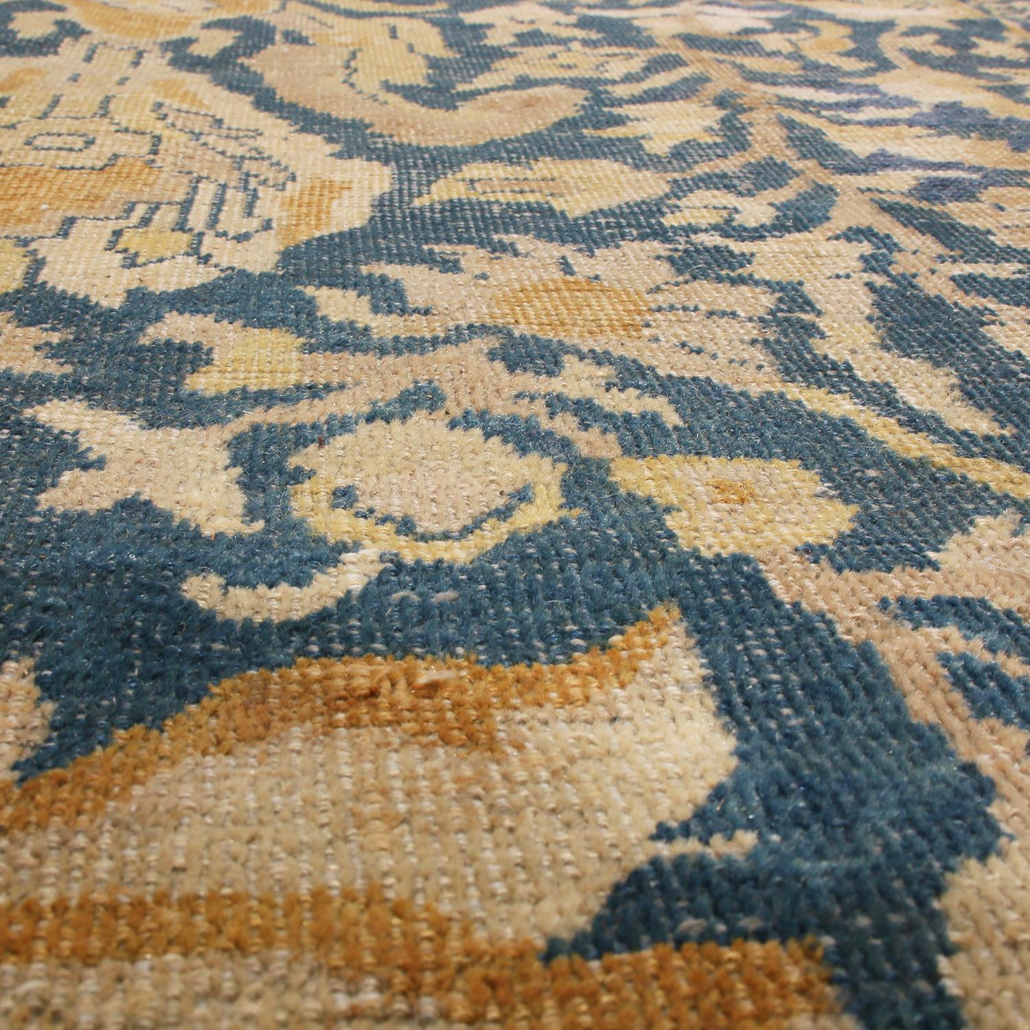 Tapis persan ancien Sultanabad en laine bleu marine à motif floral de Rug & Kilim Bon état - En vente à Long Island City, NY