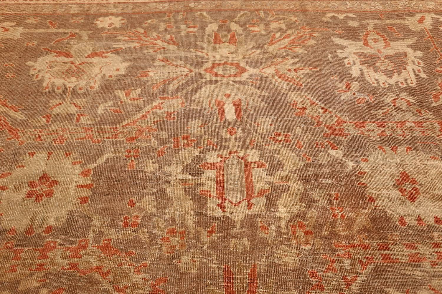 Antique Sultanabad Persian Rug.Size: 12 ft 9 in x 15 ft 2 in In Good Condition For Sale In New York, NY