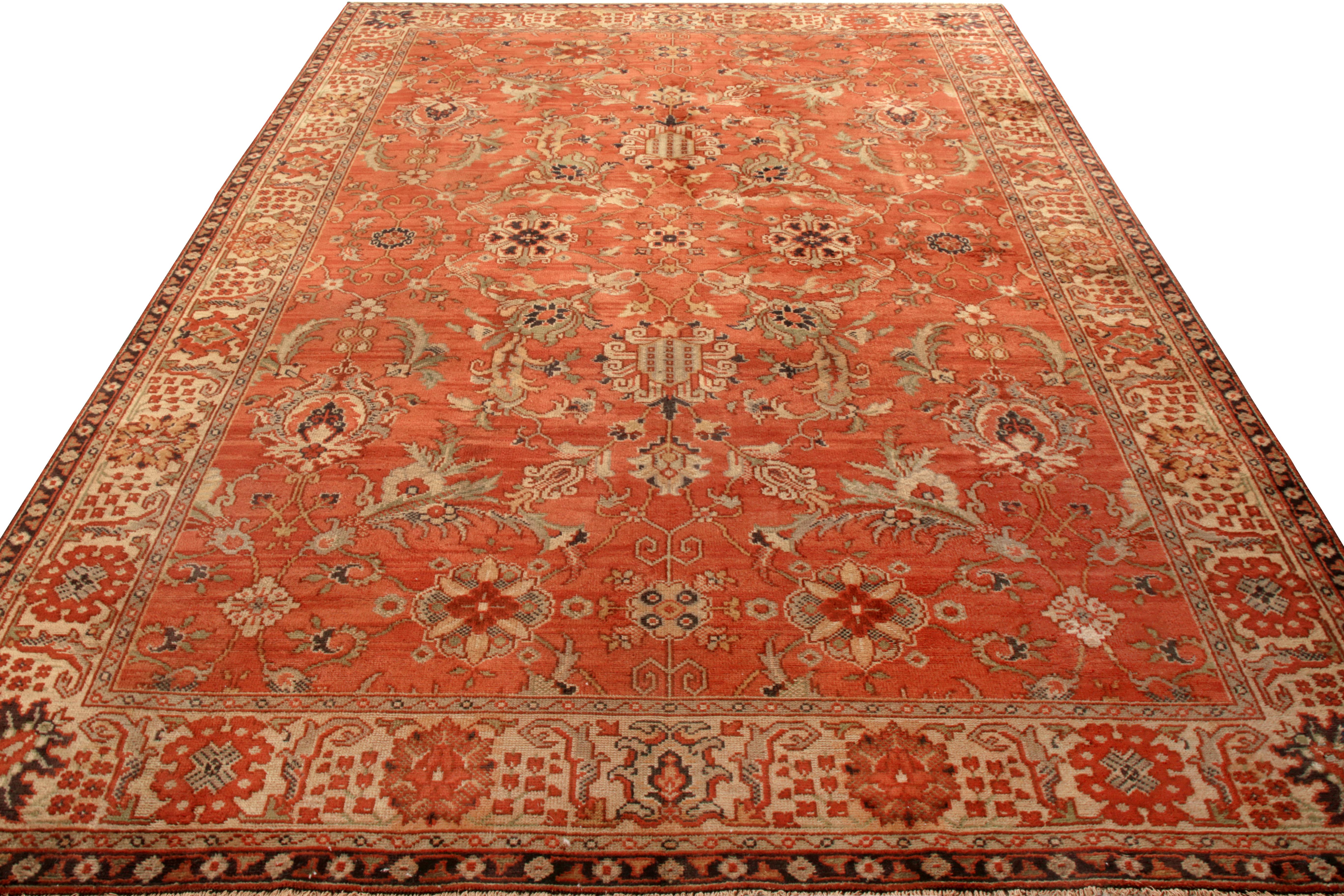 Eine 8x11 große Ode an antike Perserteppiche im Sultanabad-Stil aus der Antique and Vintage Collection'S von Rug & Kilim. Der handgeknüpfte Wollteppich, der eine einzigartige europäische Interpretation des berühmten Stils um 1920-1930 darstellt,