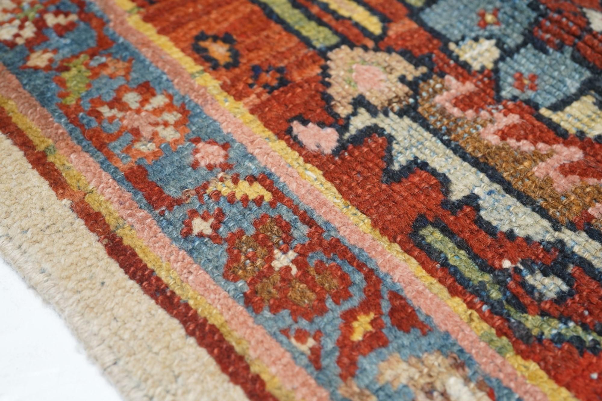 Antiker Sultanabad-Teppich 6'8'' x 10'3'' im Zustand „Starke Gebrauchsspuren“ im Angebot in New York, NY