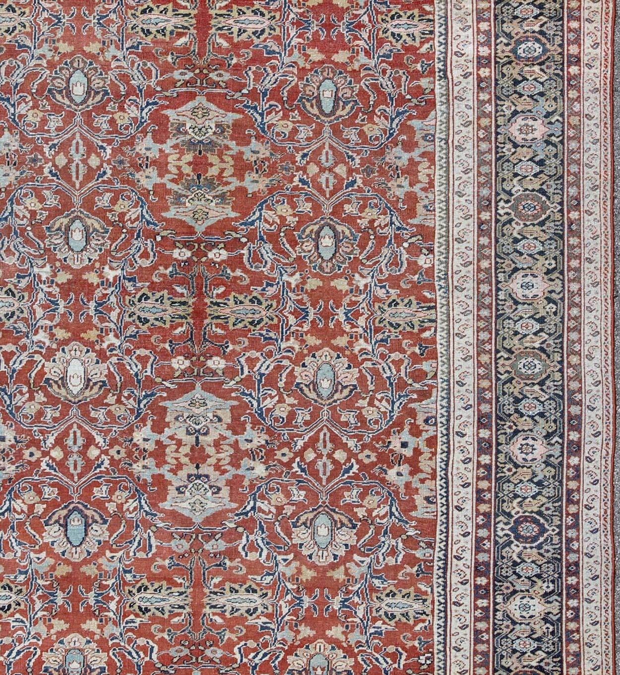 Noué à la main Tapis ancien Sultanabad avec grand motif de fleurs dans un fond rouge doux et multicolore en vente