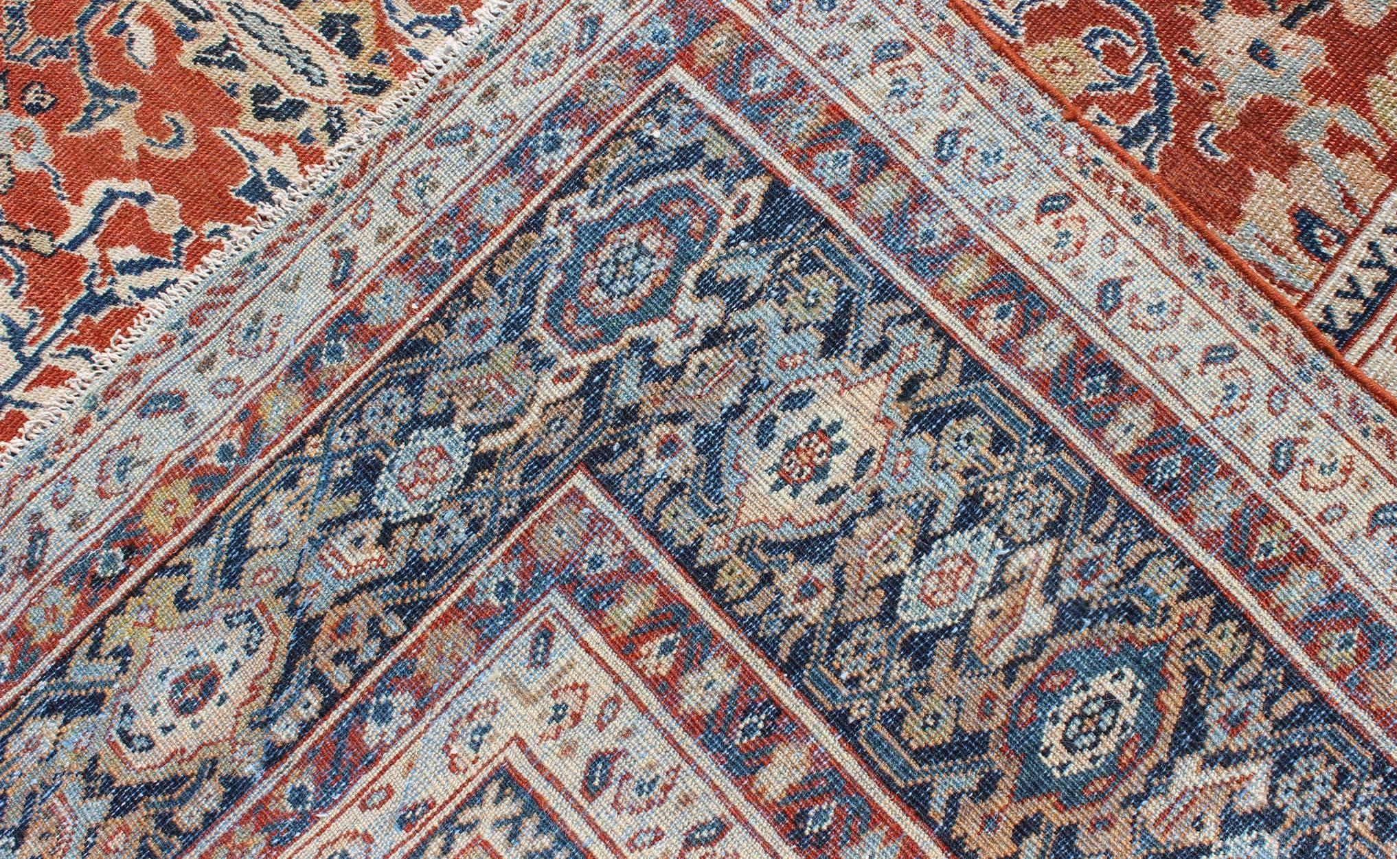 Laine Tapis ancien Sultanabad avec grand motif de fleurs dans un fond rouge doux et multicolore en vente