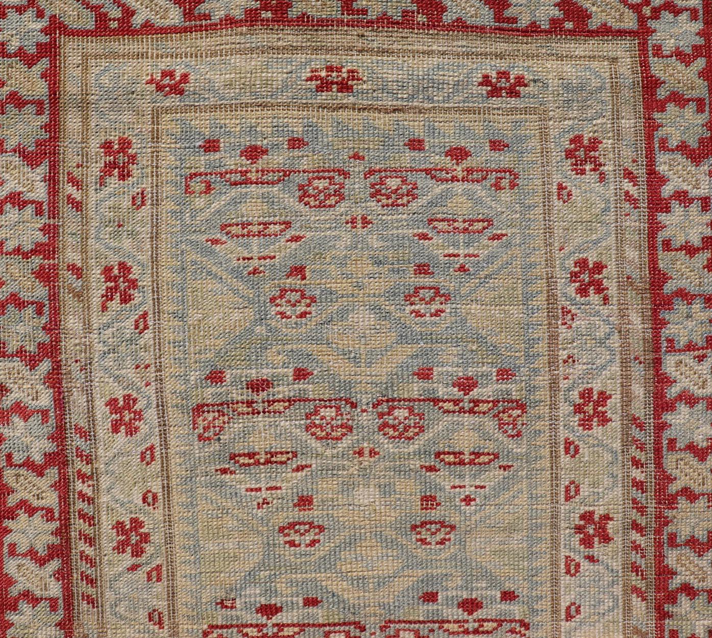 Traves de Mesa Sultanabad Antiguo con Diseño Tribal Geométrico Azul Claro 2'7 x 7'5 en venta 3