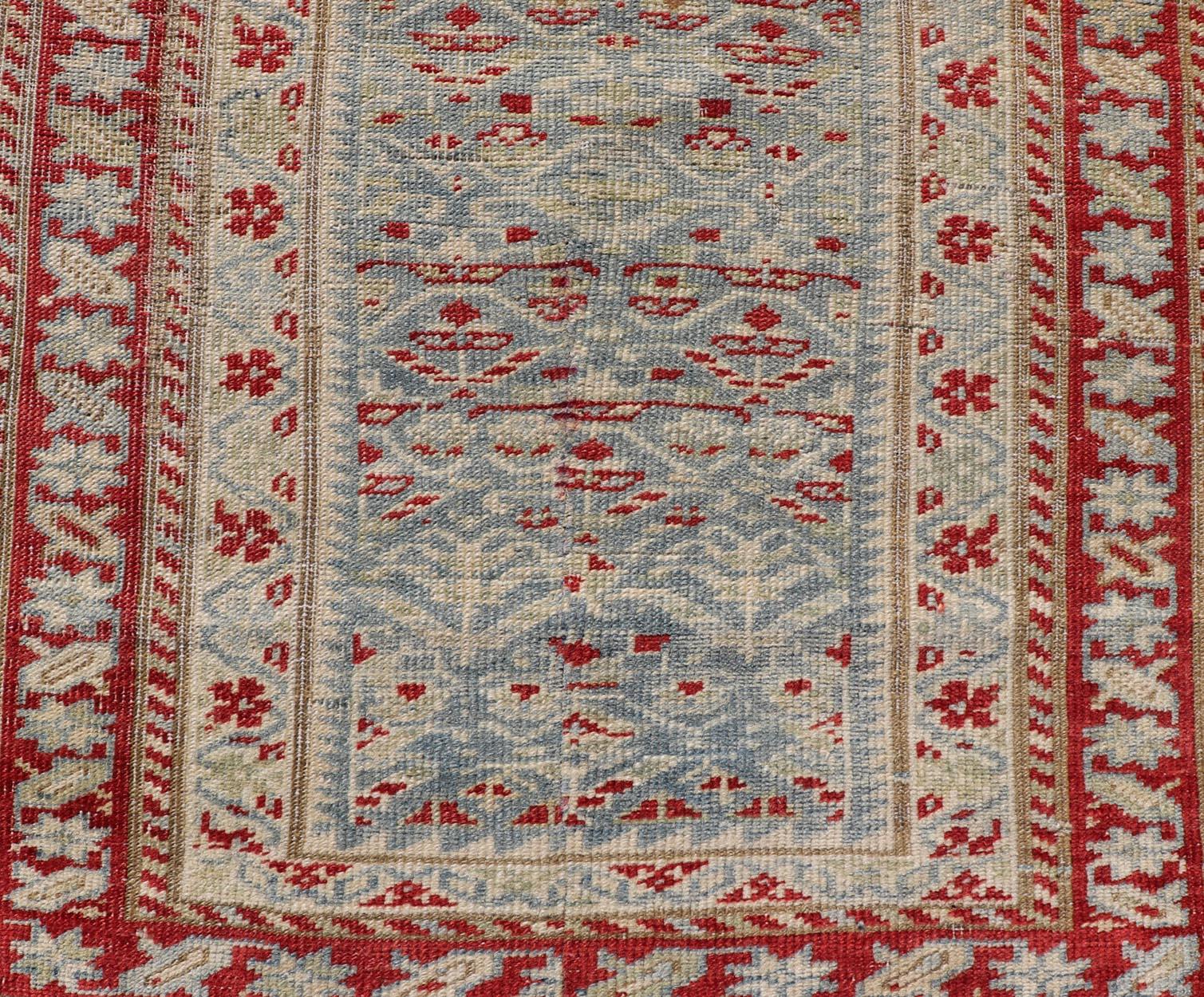 Antigua Alfombra Persa Sultanabad con Diseño Tribal Geométrico en Azul Claro. Keivan Woven Arts/ alfombra EMB-22165-15031, país de origen / tipo: Irán / Sultanabad, hacia 1920
Medidas: 2'7 x 7'5
Este Sultanabad persa tiene un estampado integral,