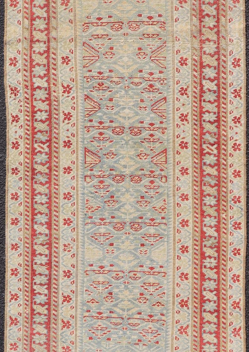 Traves de Mesa Sultanabad Antiguo con Diseño Tribal Geométrico Azul Claro 2'7 x 7'5 Anudado a mano en venta