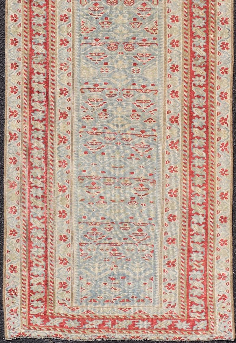 Traves de Mesa Sultanabad Antiguo con Diseño Tribal Geométrico Azul Claro 2'7 x 7'5 en Bueno estado para la venta en Atlanta, GA