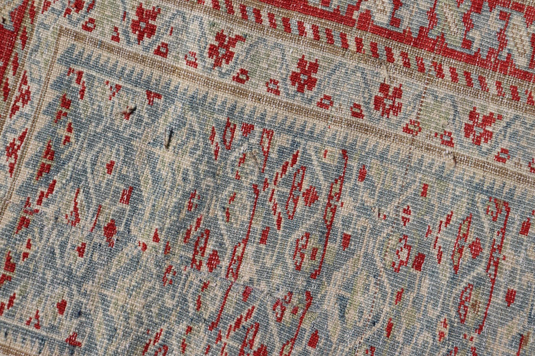 Traves de Mesa Sultanabad Antiguo con Diseño Tribal Geométrico Azul Claro 2'7 x 7'5 siglo XX en venta