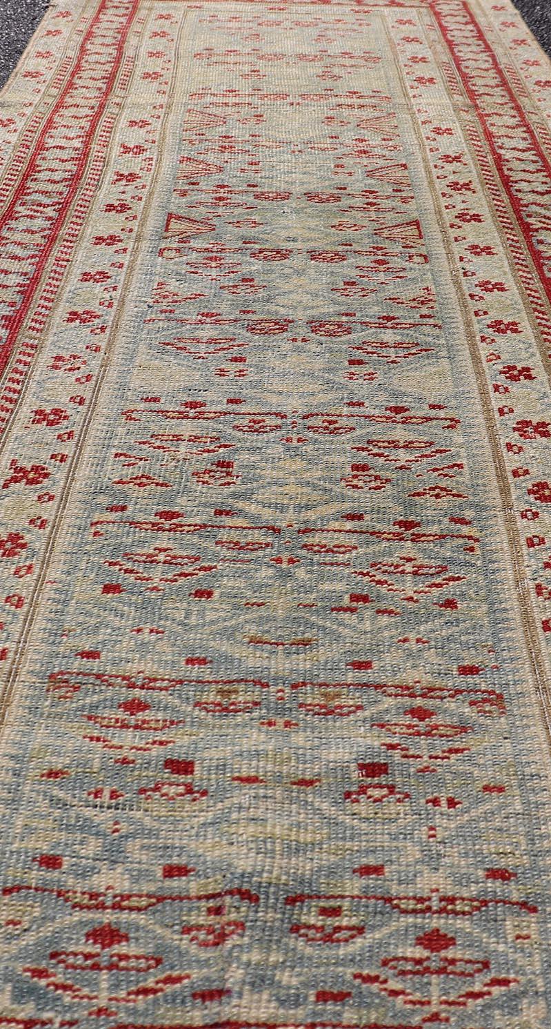 Traves de Mesa Sultanabad Antiguo con Diseño Tribal Geométrico Azul Claro 2'7 x 7'5 en venta 1