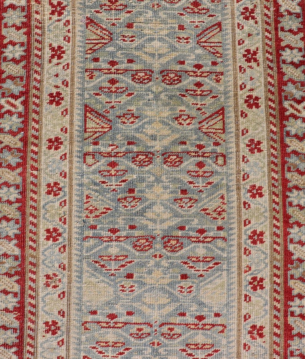 Traves de Mesa Sultanabad Antiguo con Diseño Tribal Geométrico Azul Claro 2'7 x 7'5 en venta 2