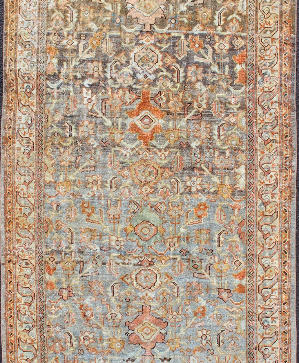 Persiano Antico Sultanabad con sfondo smorzato e accenni di rosso e arancione in vendita