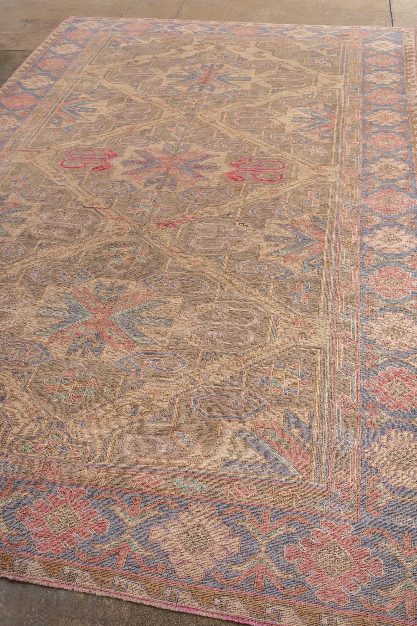 Caucasien Tapis Sumac ancien avec un champ doux et des étoiles et des rosettes en vente