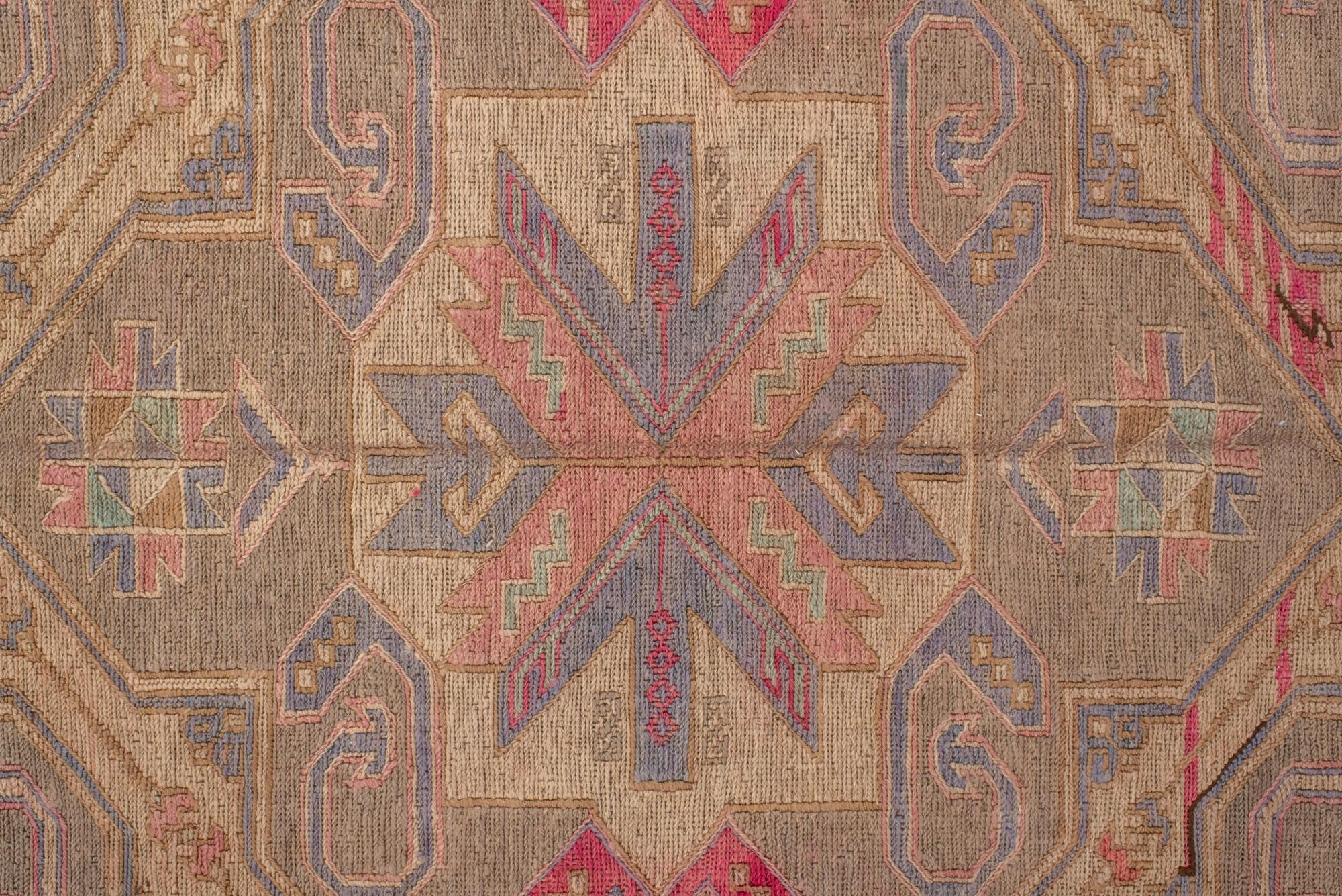 Noué à la main Tapis Sumac ancien avec un champ doux et des étoiles et des rosettes en vente