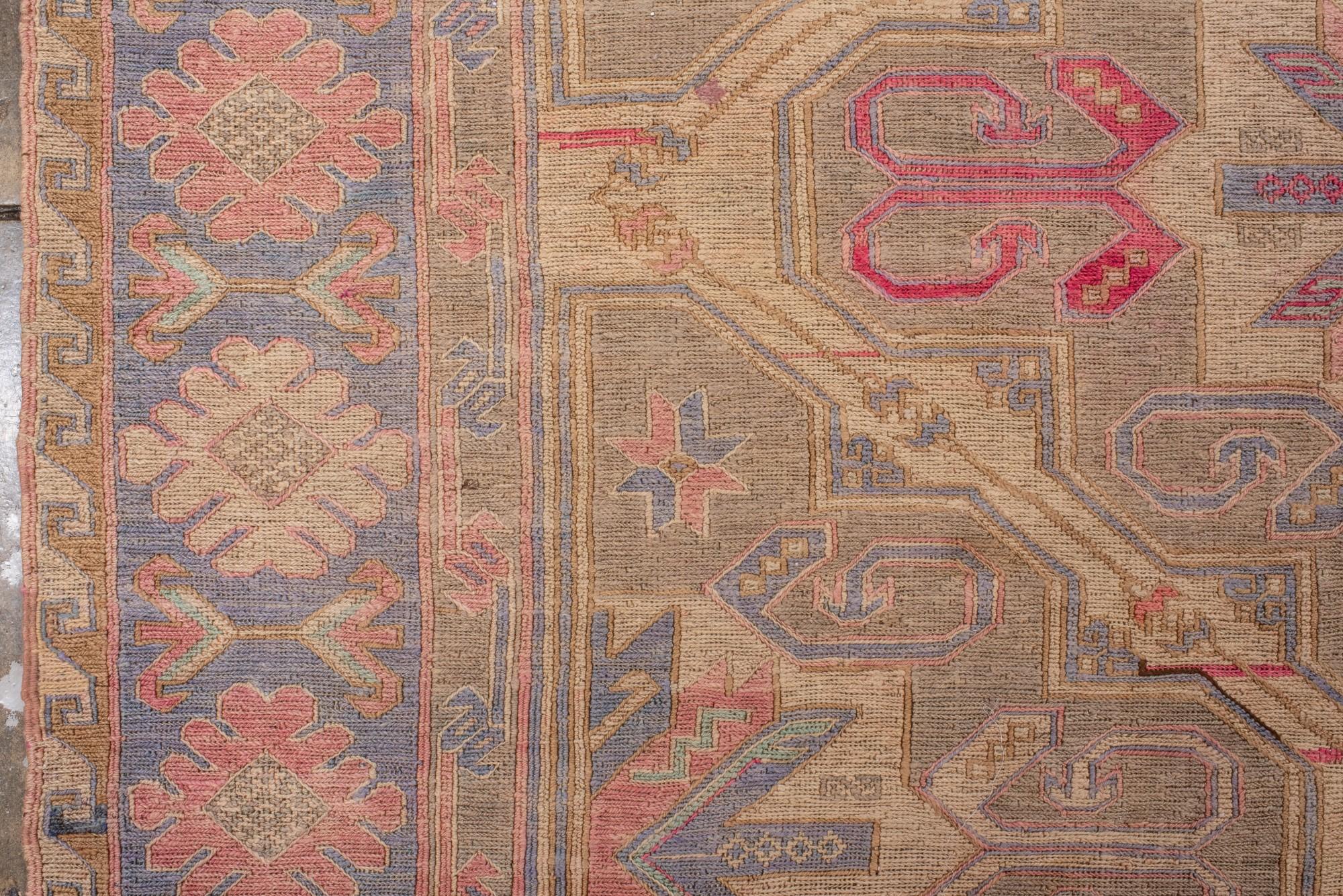 Tapis Sumac ancien avec un champ doux et des étoiles et des rosettes Bon état - En vente à New York, NY