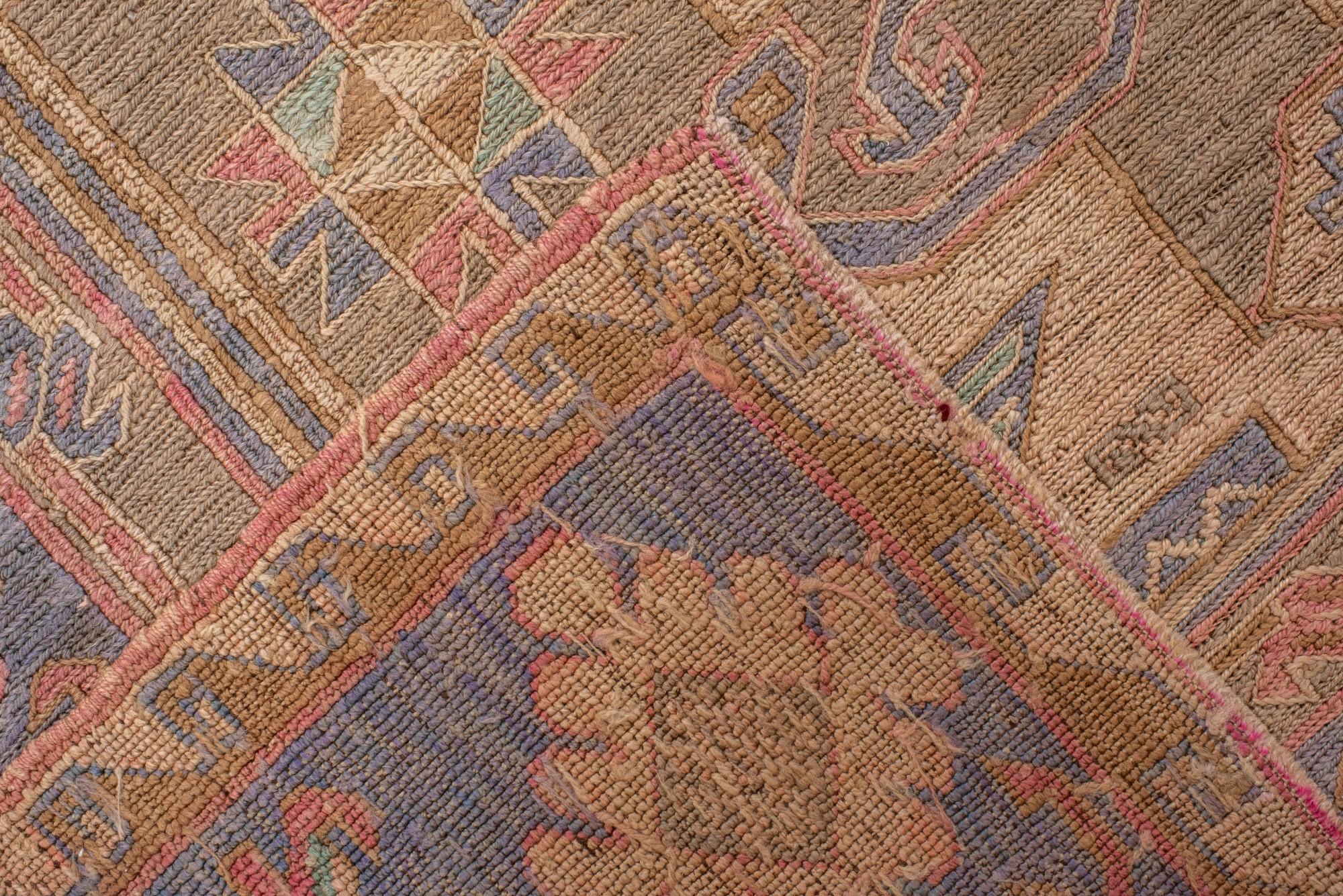 20ième siècle Tapis Sumac ancien avec un champ doux et des étoiles et des rosettes en vente
