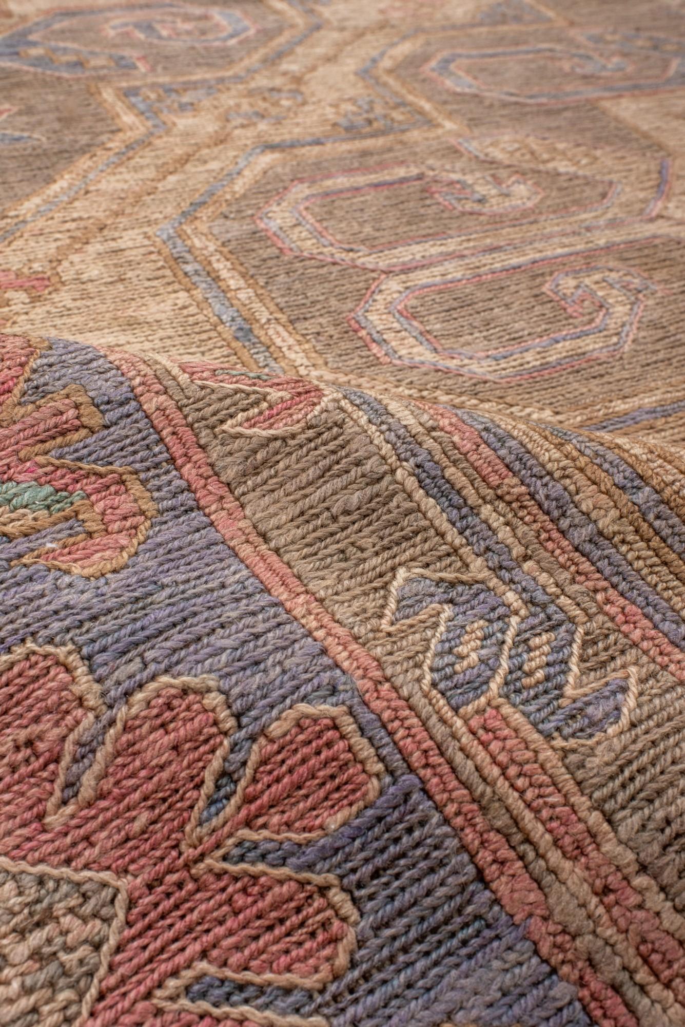 Laine Tapis Sumac ancien avec un champ doux et des étoiles et des rosettes en vente