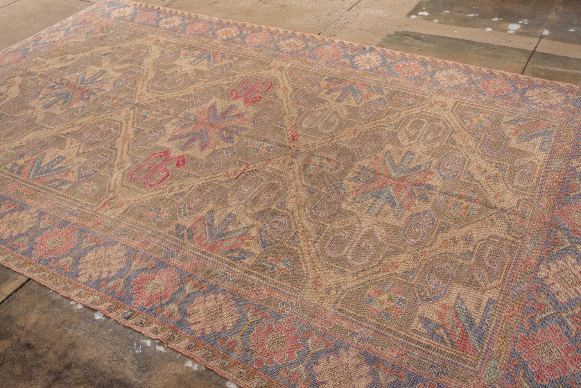 Tapis Sumac ancien avec un champ doux et des étoiles et des rosettes en vente 1
