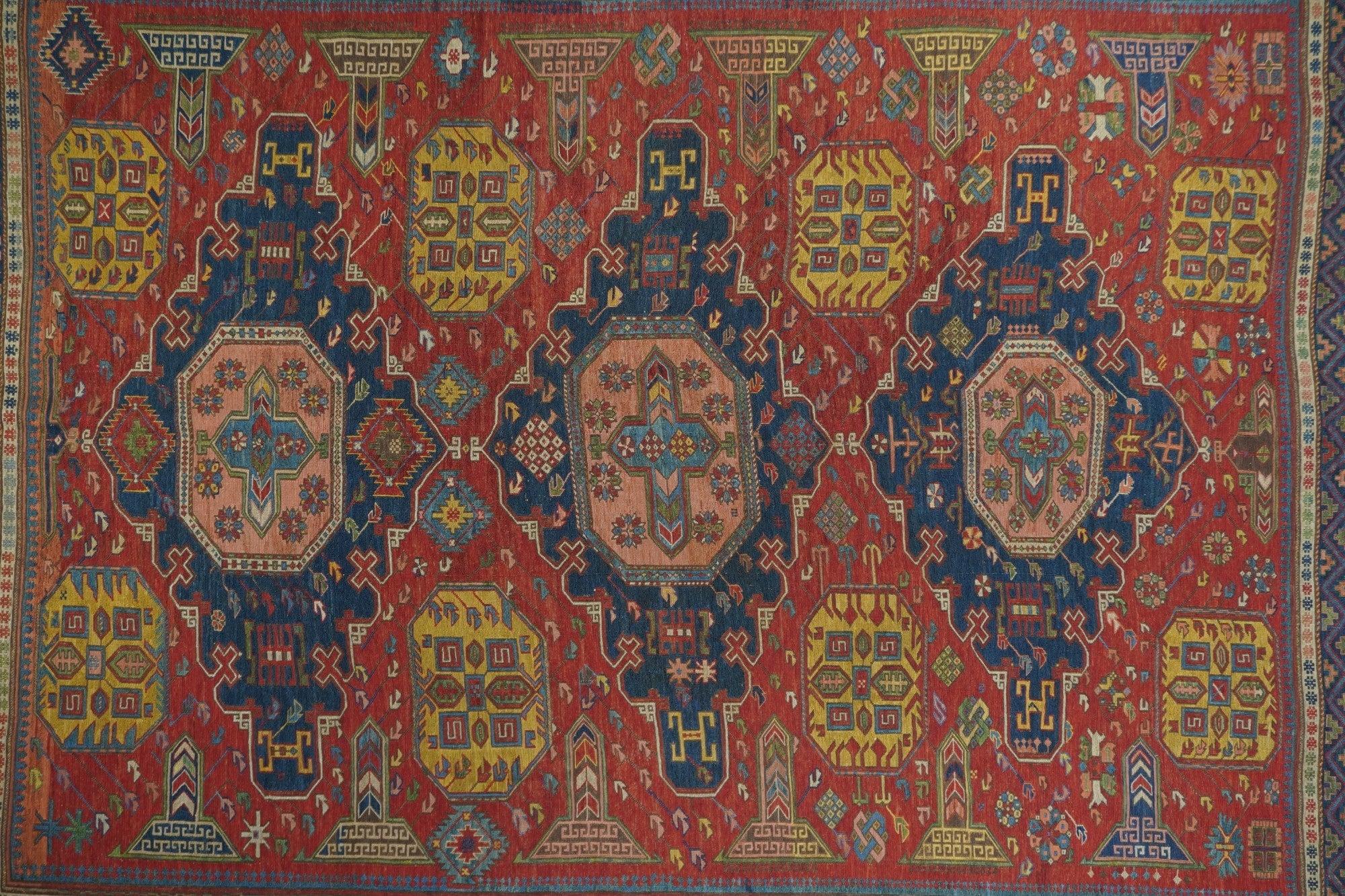 Antiker Sumak-Teppich 7'9'' x 9'4''. Ein klassischer Kuba-Teppich in Sumach-Technik mit wollgemusterten Schüssen und einem krapproten Grund mit drei netzartigen, dunkelblauen, abgeflachten Medaillons, die von acht gelben Oktogonen getragen und von