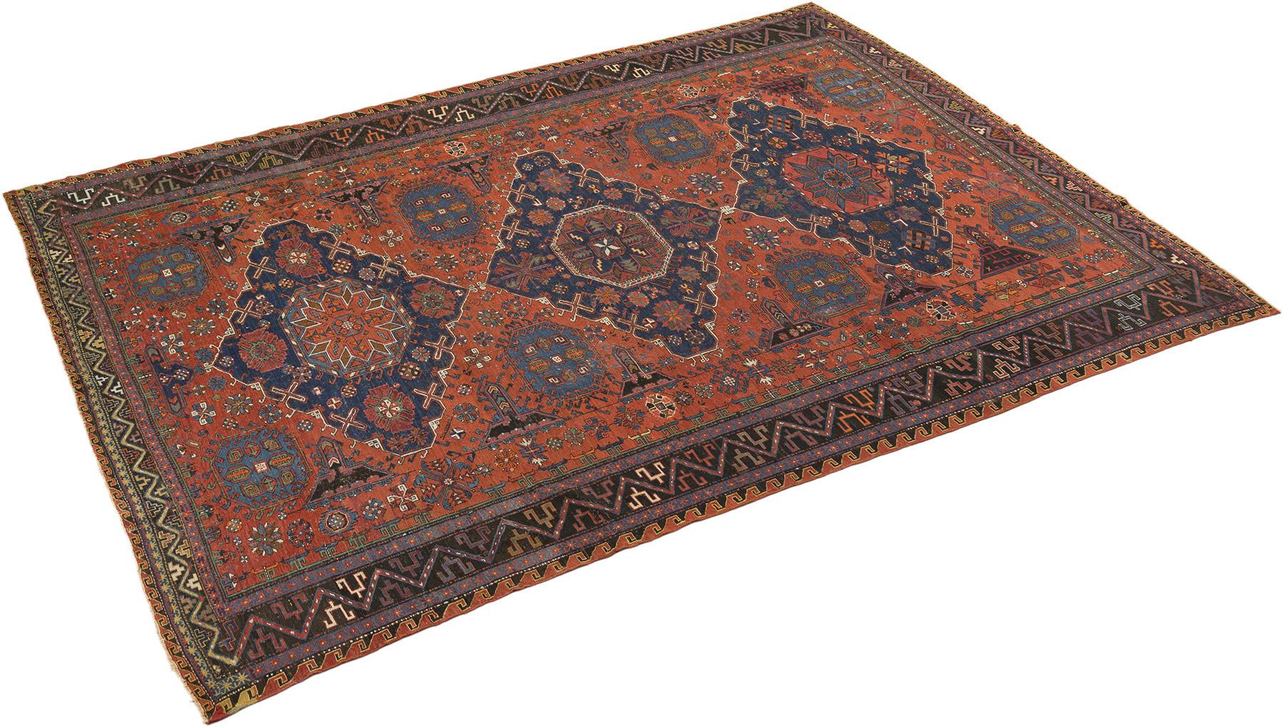 Tapis ancien Sumakh tissé à la main en Azerbaïdjan, fabriqué vers 1900.

Ce Sumakh précoce présente une série de médaillons octogonaux audacieux disposés le long d'un champ de terre cuite, encadrés par des motifs géométriques détaillés dans un bleu