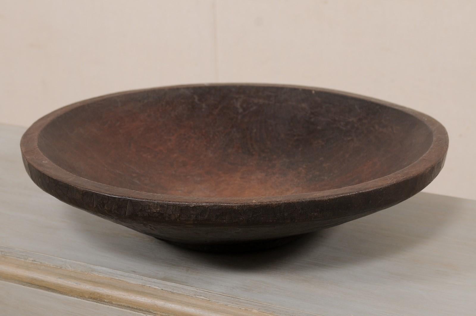 Bol ancien en bois de feuillus tropical Sumatran sculpté à la main Bon état - En vente à Atlanta, GA
